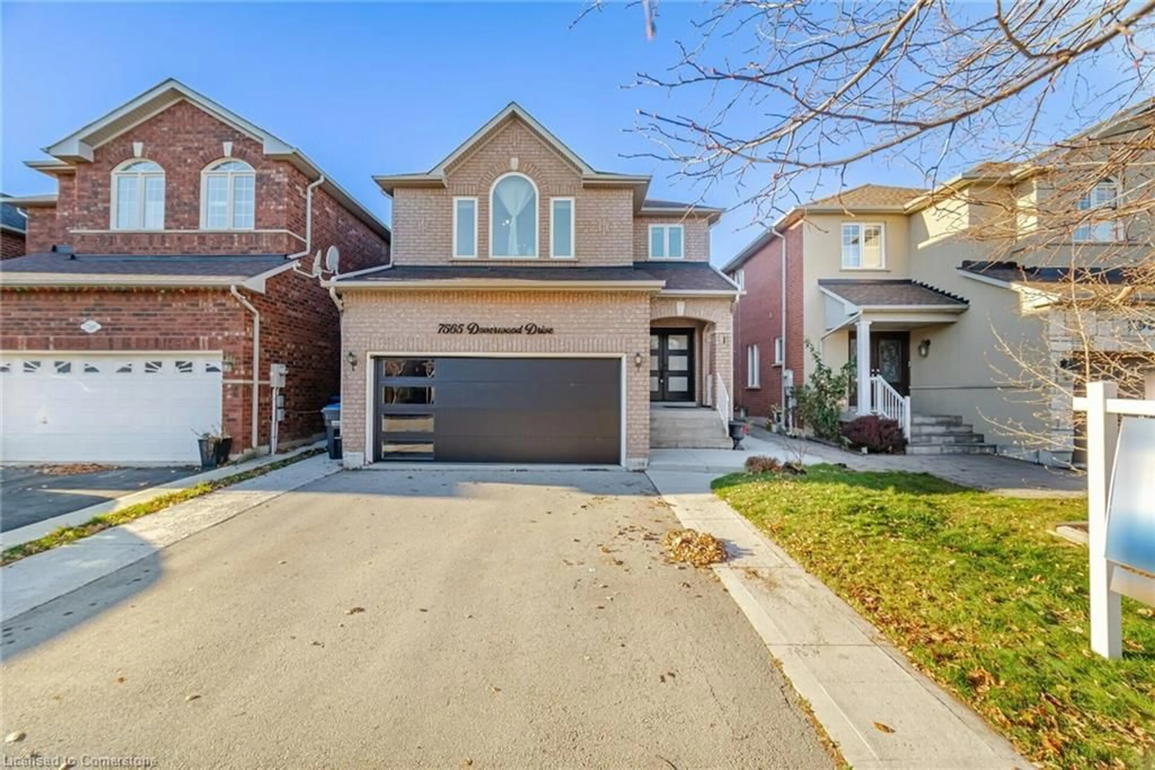 Home with brick exterior material for 7565 Doverwood Dr, Mississauga Ontario L5N 8J3