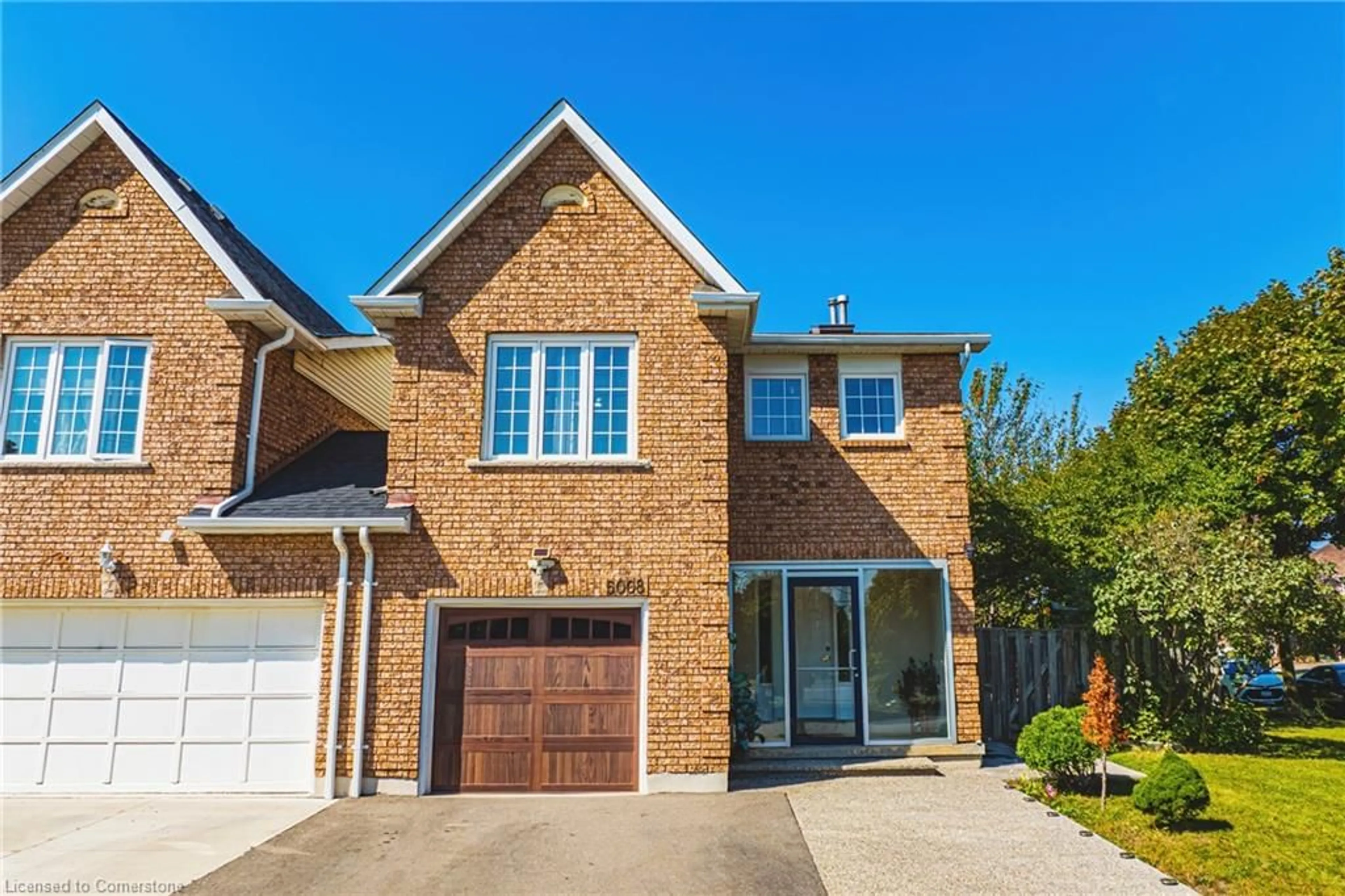 Home with brick exterior material for 5008 Willowood Dr, Mississauga Ontario L5R 3R5