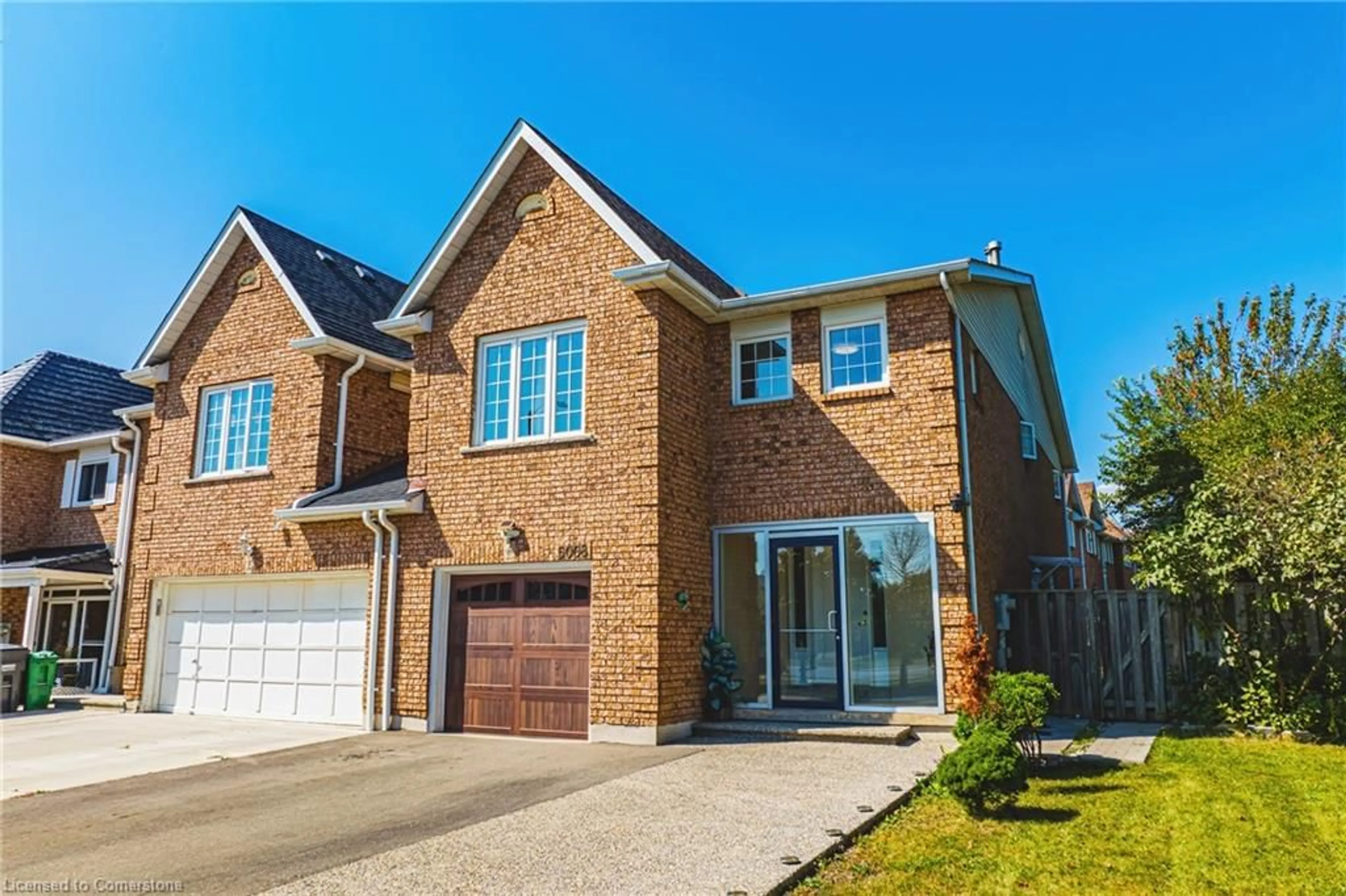 Home with brick exterior material for 5008 Willowood Dr, Mississauga Ontario L5R 3R5