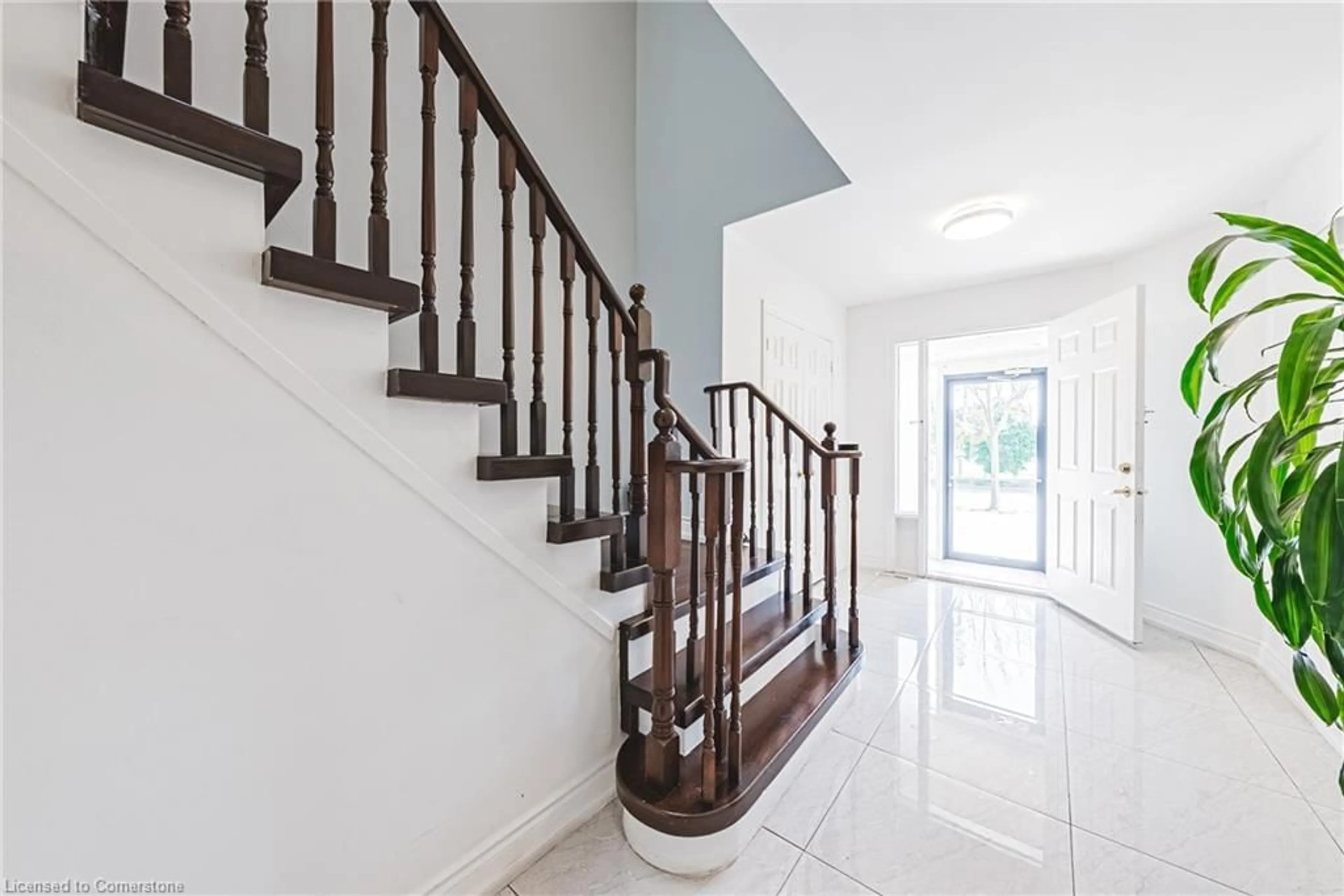 Indoor foyer, wood floors for 5008 Willowood Dr, Mississauga Ontario L5R 3R5