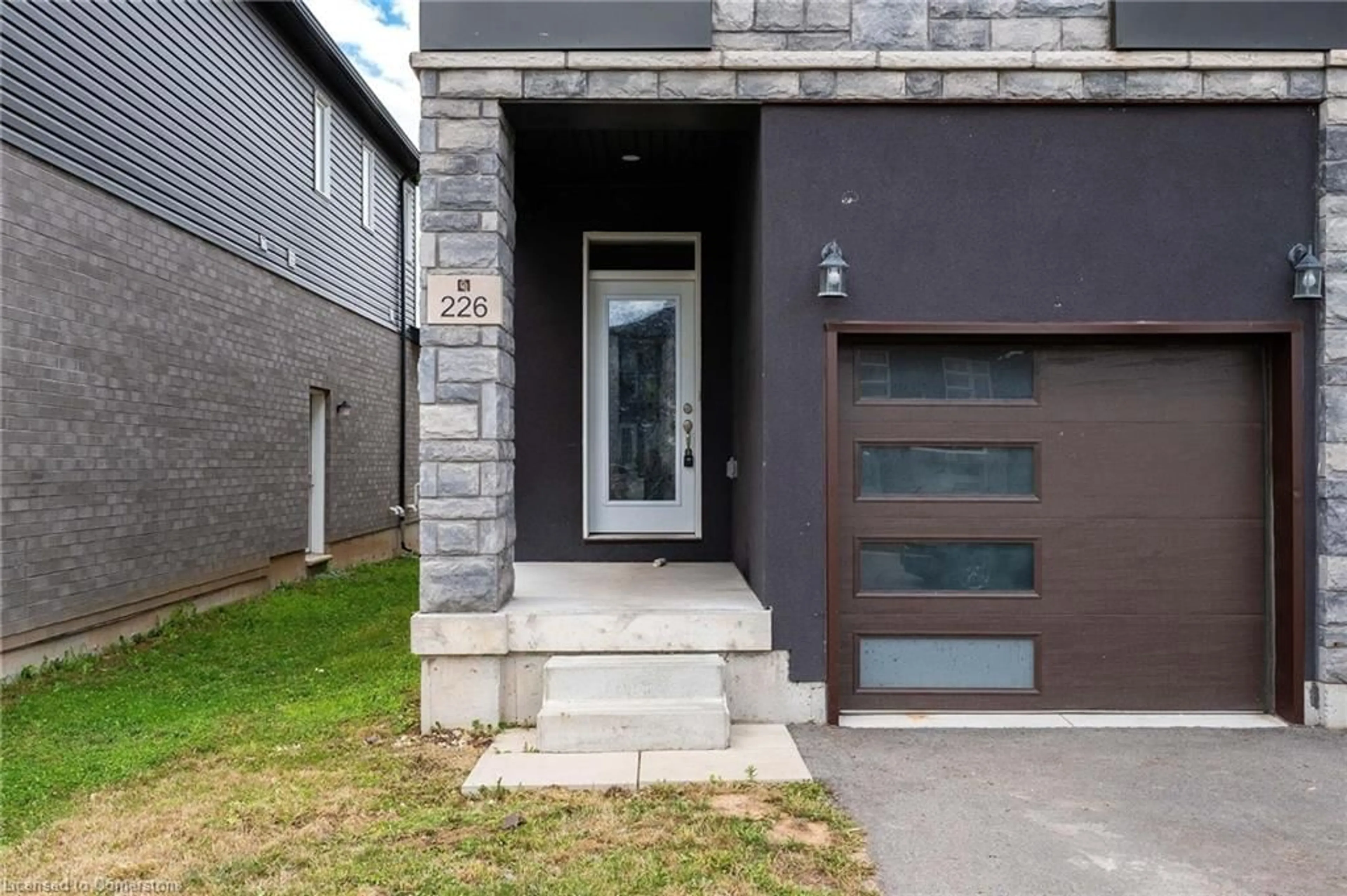 Indoor entryway, cement floor for 226 Louise St St, Welland Ontario L3B 0H8