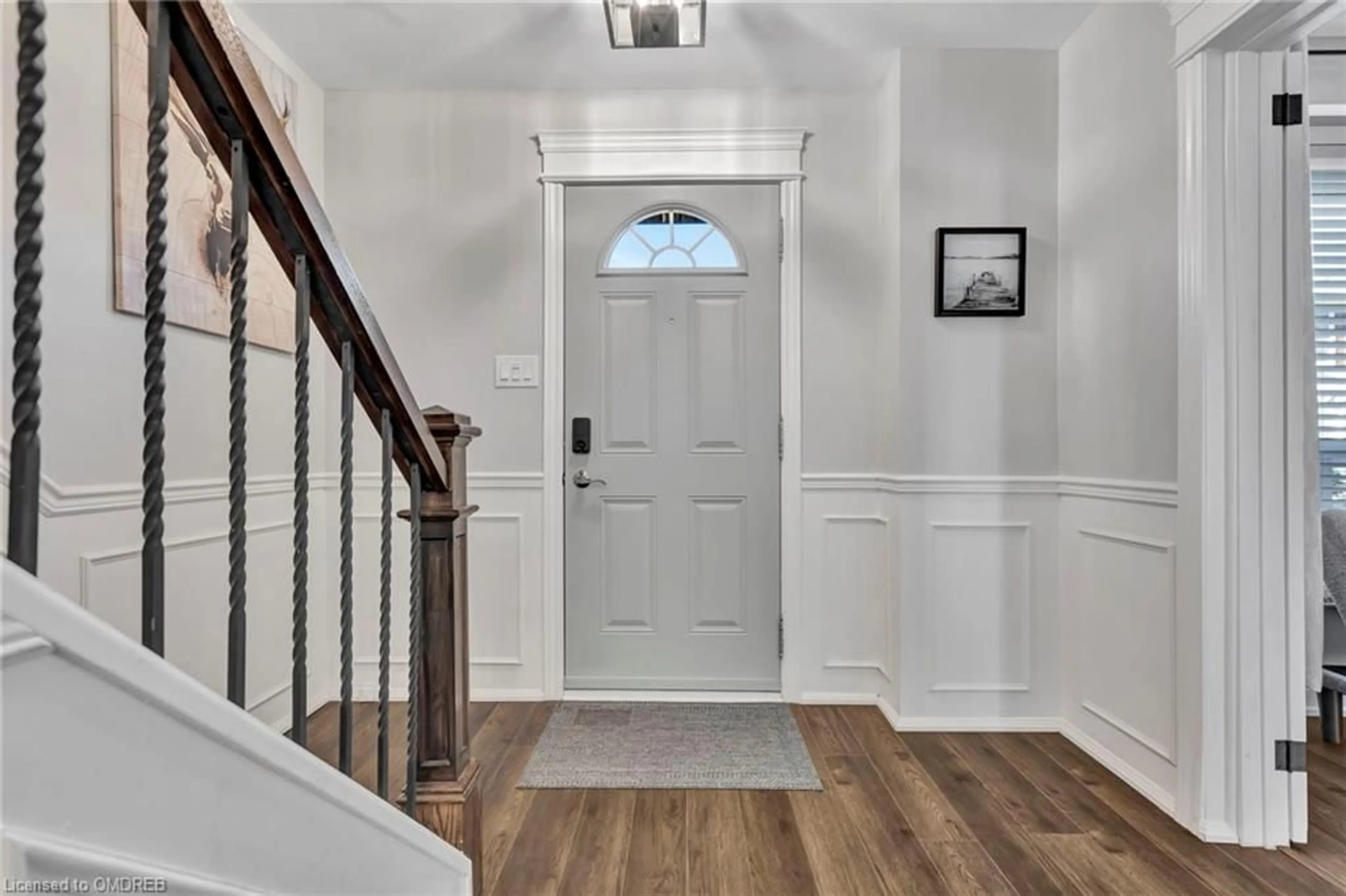 Indoor entryway, wood floors for 5475 Lakeshore Rd #59, Burlington Ontario L7L 1E1