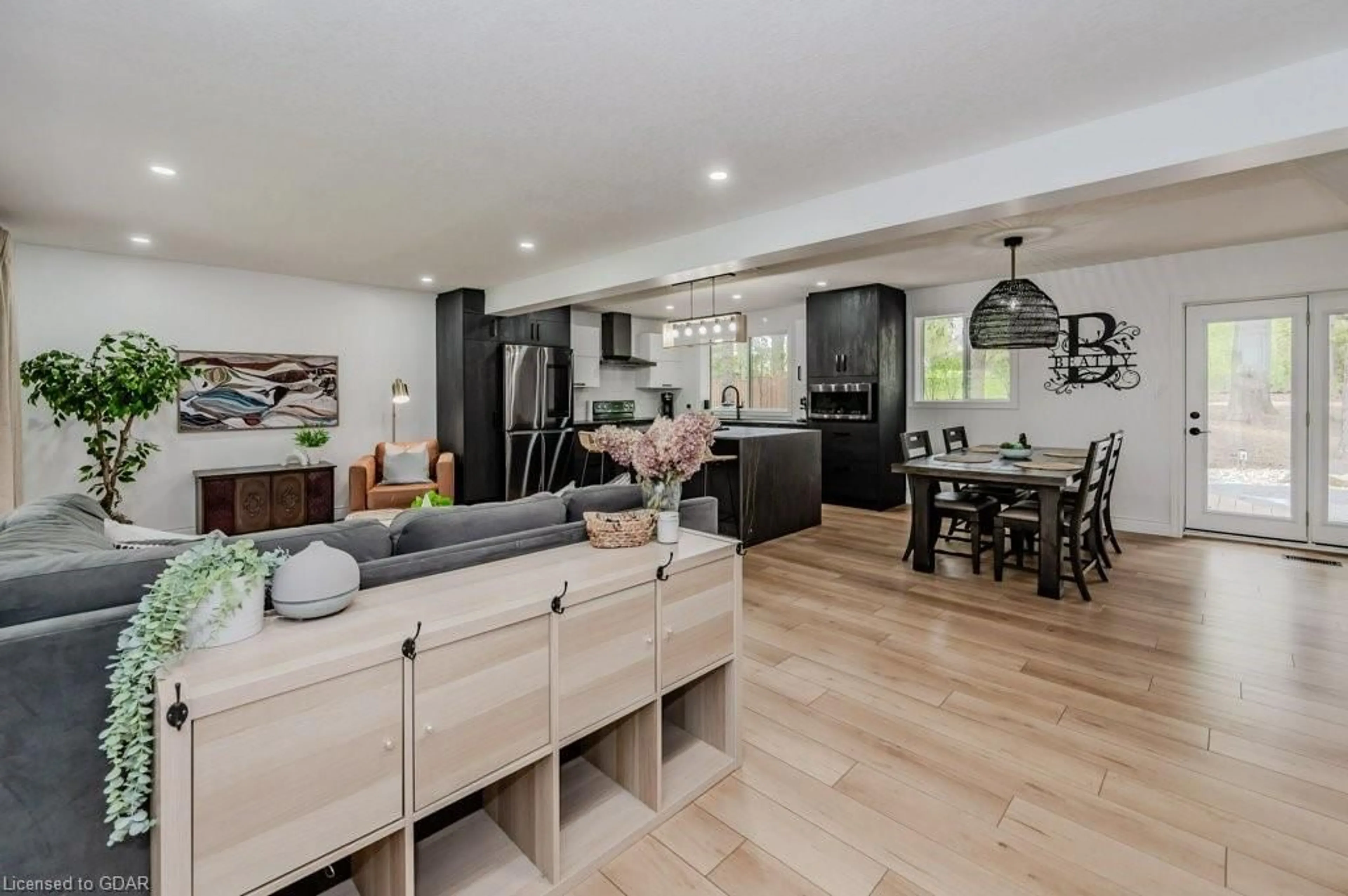 Open concept kitchen for 246 Park Lawn Pl, Waterloo Ontario N2L 4V6
