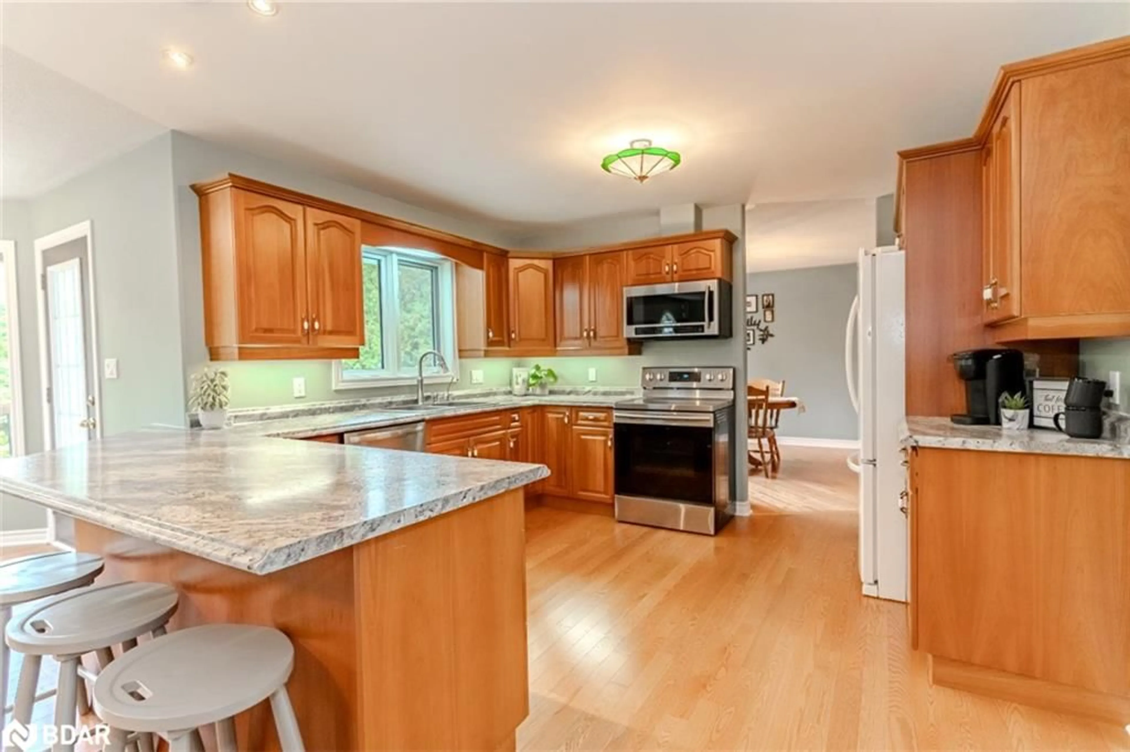 Open concept kitchen for 2320 7th Line, Innisfil Ontario L9S 4H5