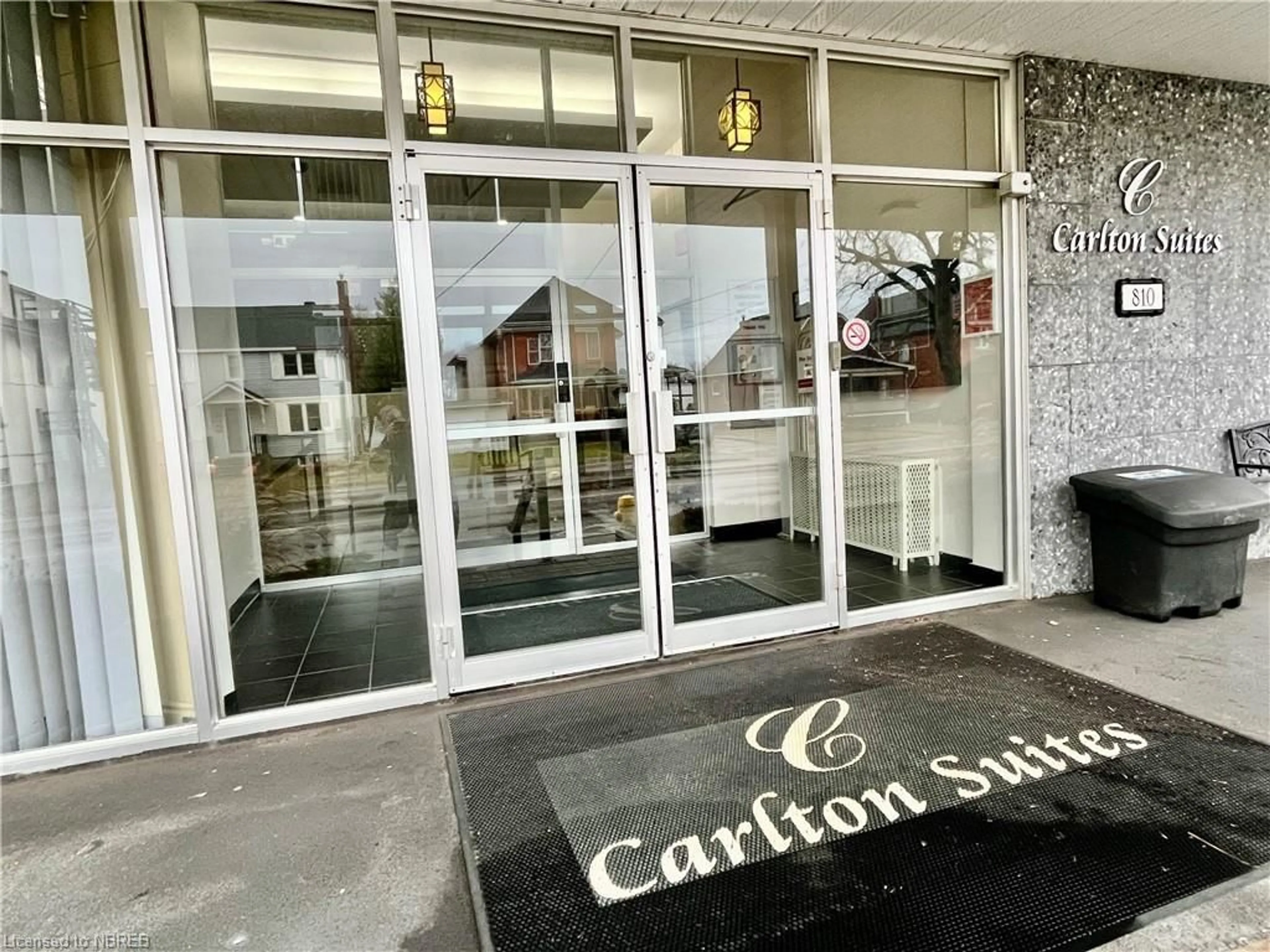 Indoor foyer, carpet floors for 810 Main St #302, North Bay Ontario P1B 2V9