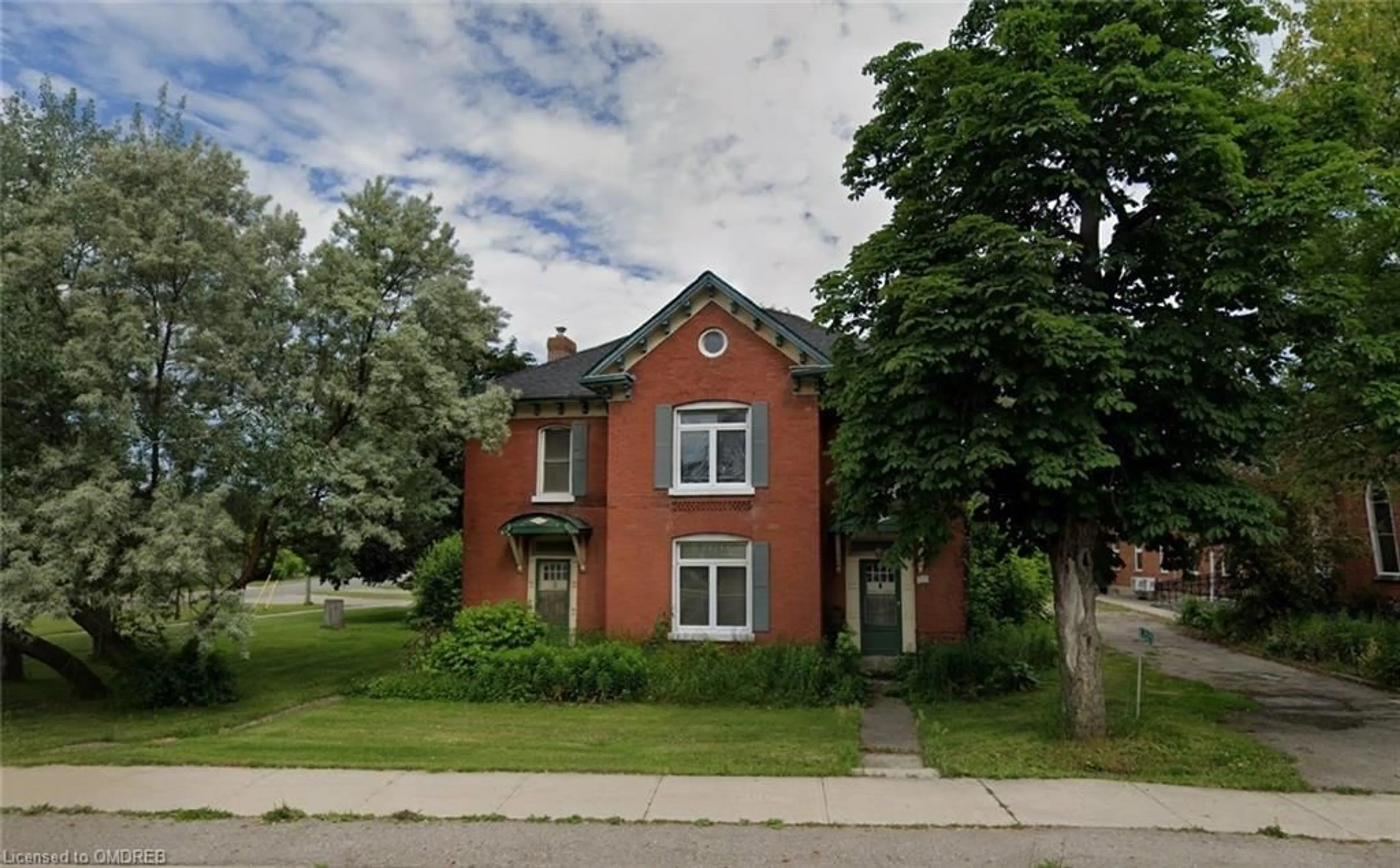 A pic from exterior of the house or condo, the street view for 2527 Dundas St, Oakville Ontario L6M 4J4