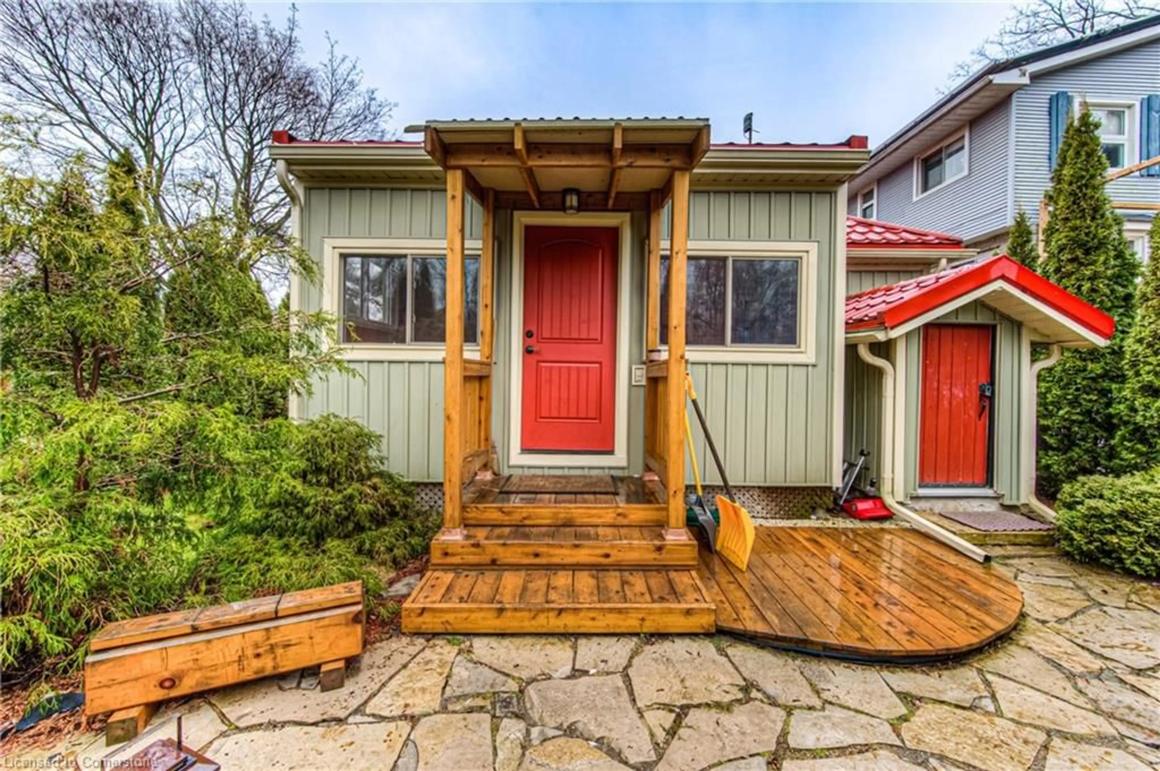 Indoor entryway, wood floors for 32 Holly Trail, Puslinch Ontario N3C 2V4