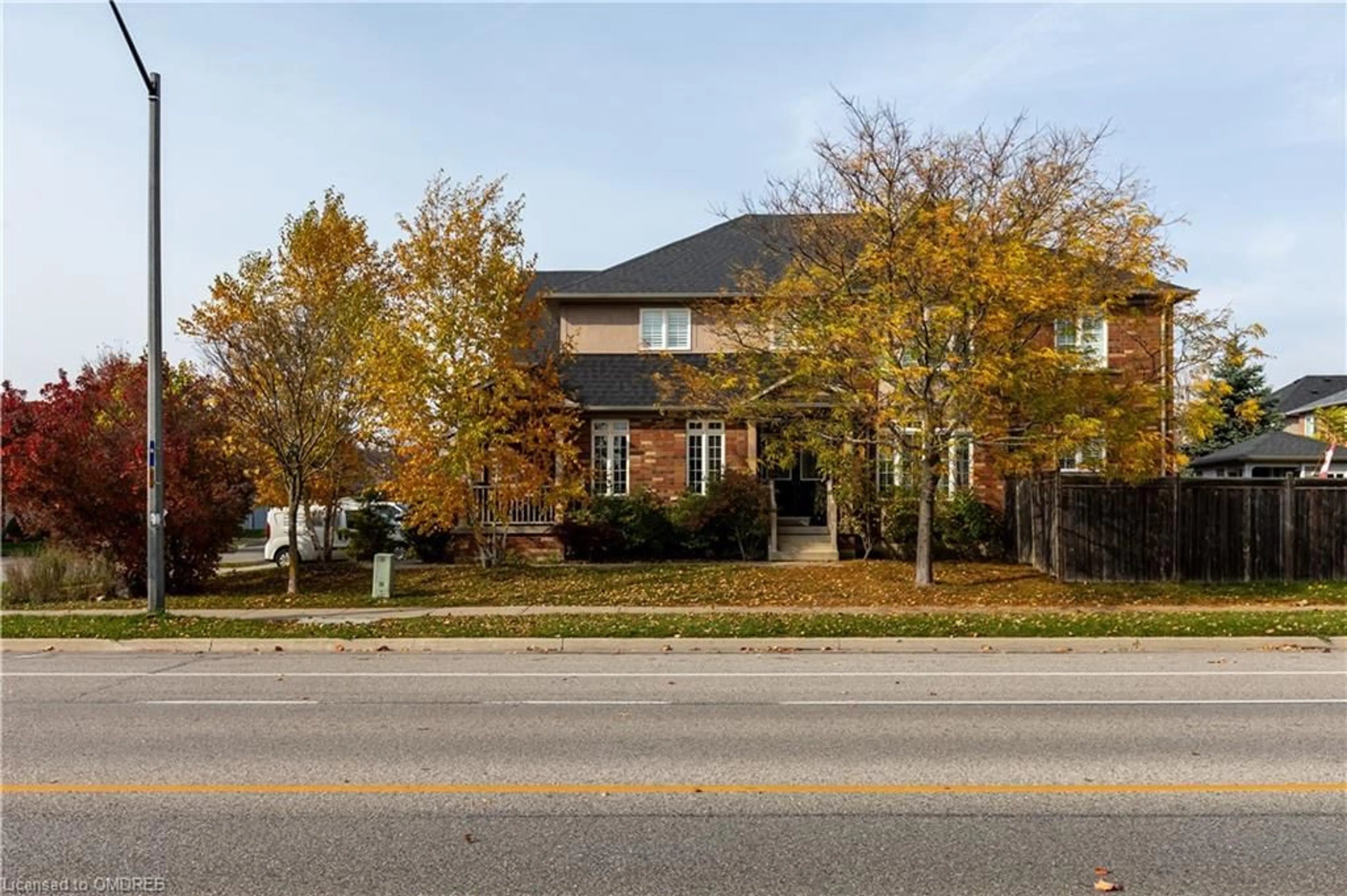 A pic from exterior of the house or condo, the street view for 2223 Whistling Springs Cres, Oakville Ontario L6M 5G5