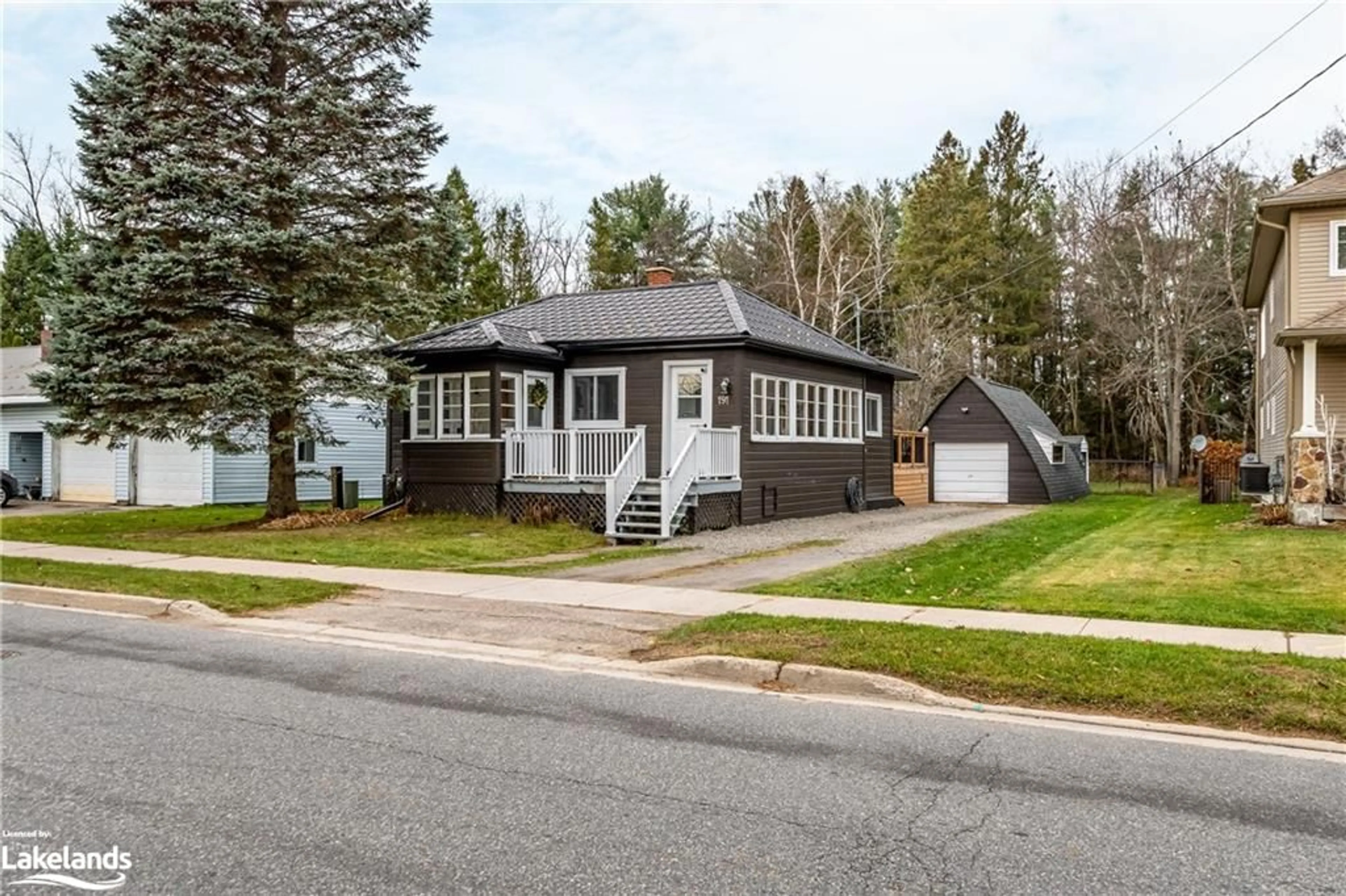 Frontside or backside of a home, cottage for 191 Quebec St, Bracebridge Ontario P1L 1E3