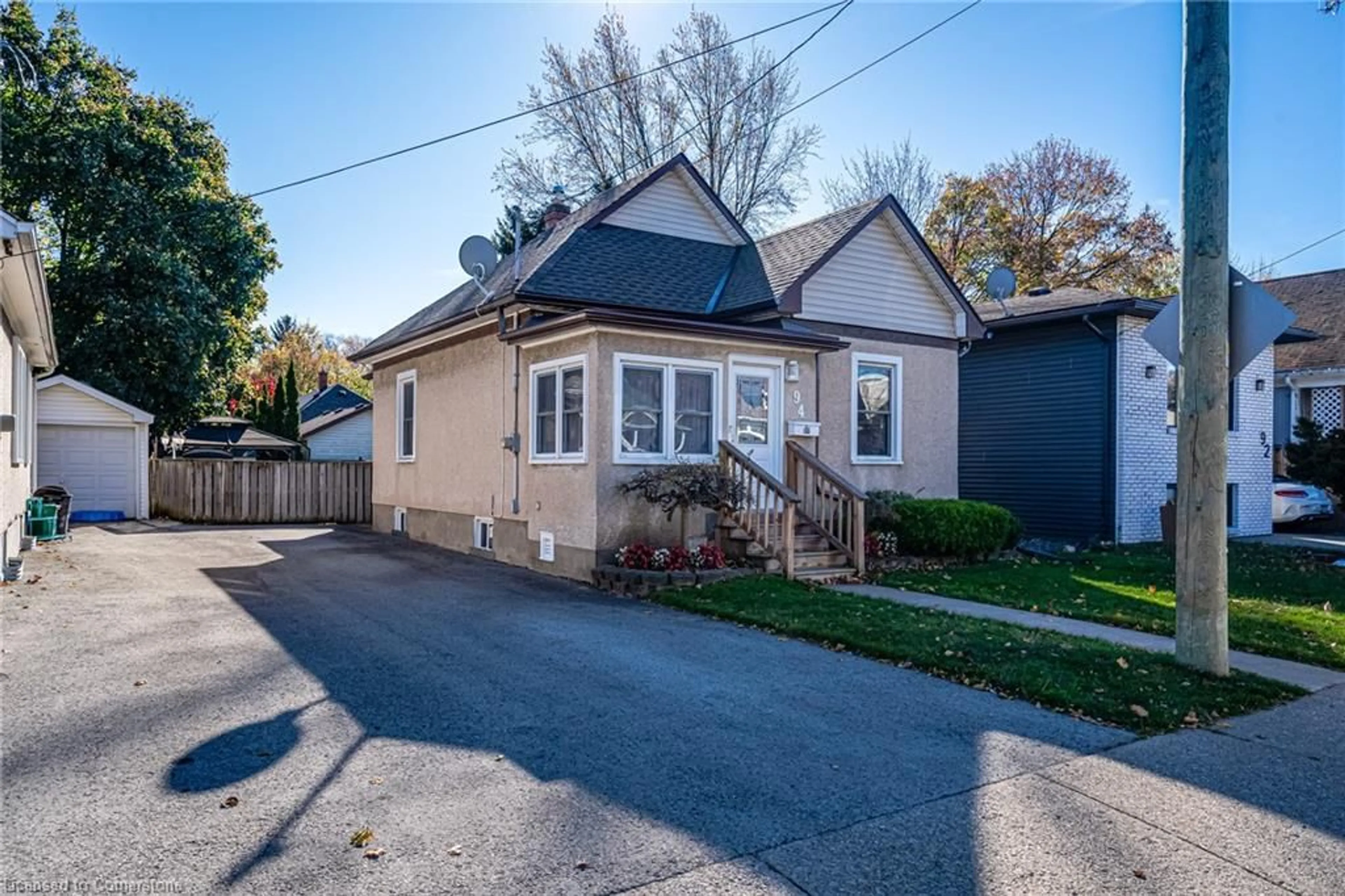 Frontside or backside of a home, cottage for 94 Pleasant Ave, St. Catharines Ontario L2R 1Y1