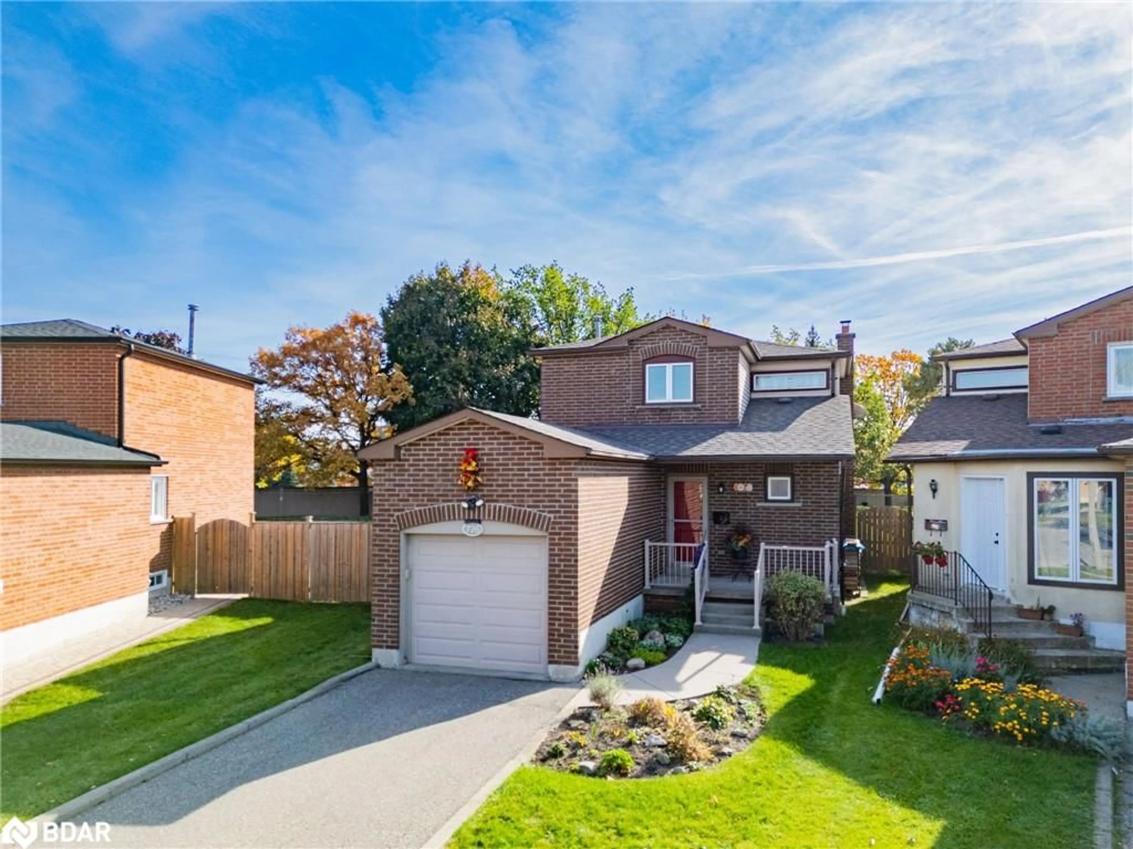 Home with brick exterior material for 726 Greycedar Cres, Mississauga Ontario L4W 3J8