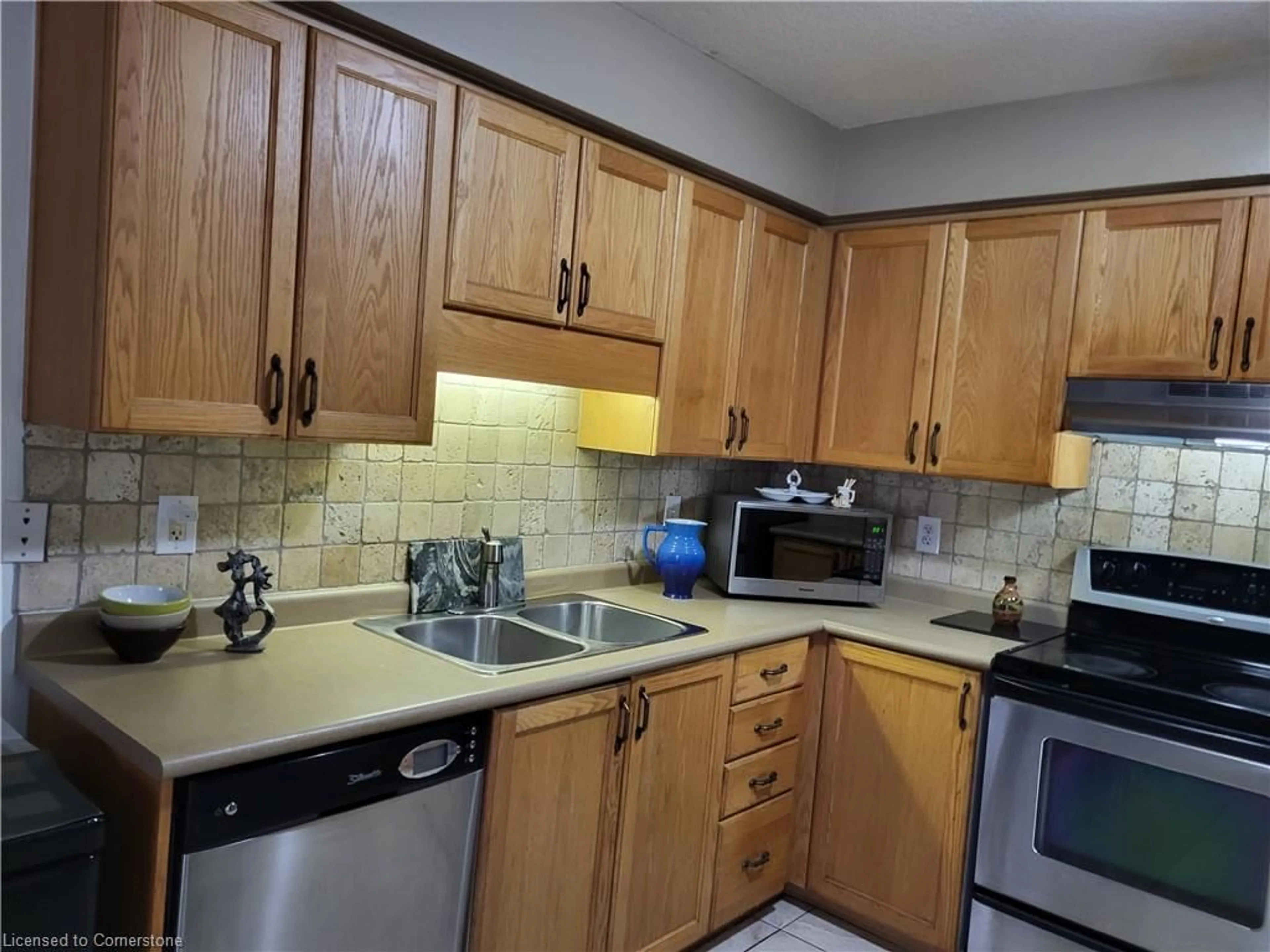 Standard kitchen for 85 Bankside Dr #E34, Kitchener Ontario N2N 3M4