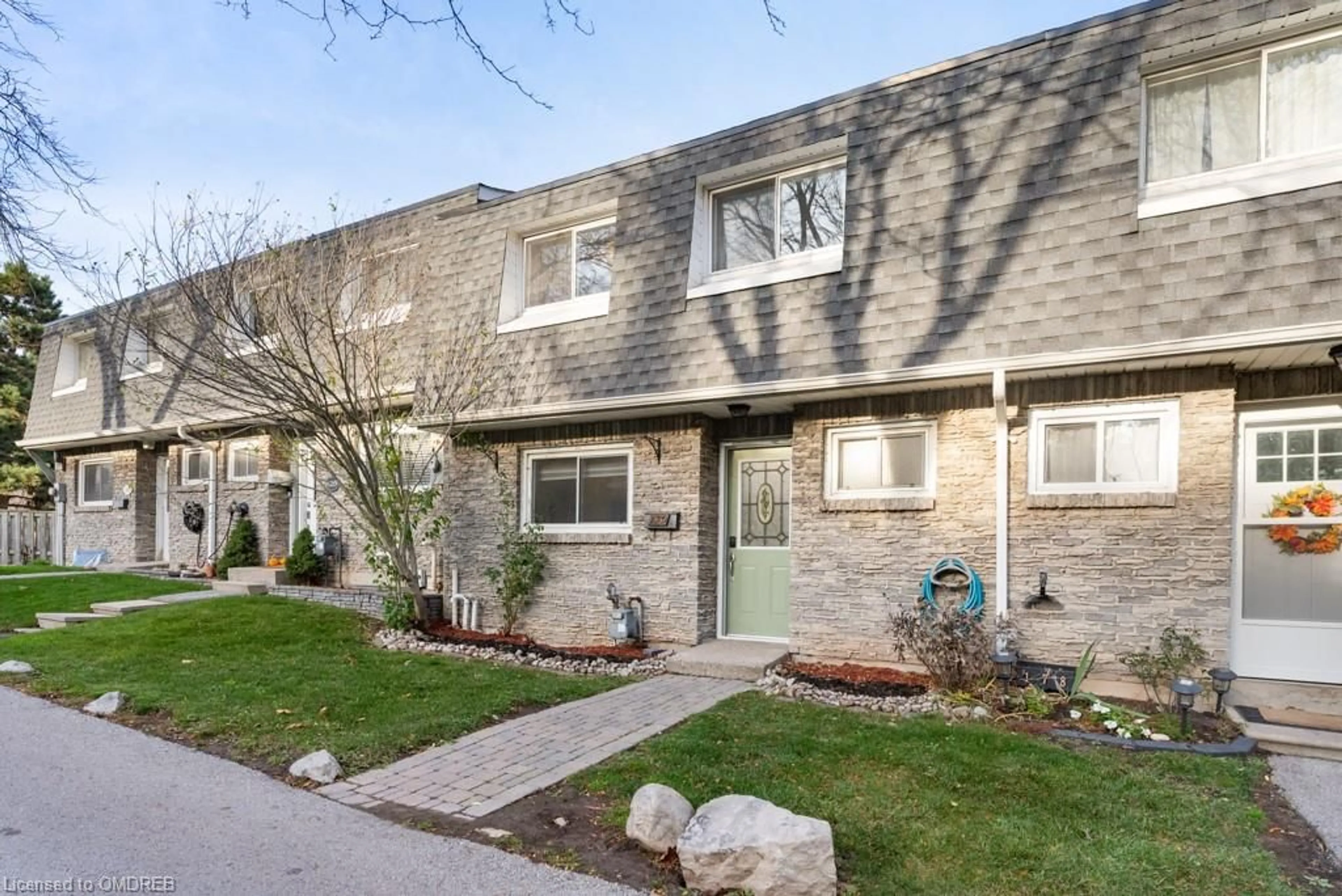 A pic from exterior of the house or condo, the street view for 2050 Upper Middle Rd #179, Burlington Ontario L7P 3R4
