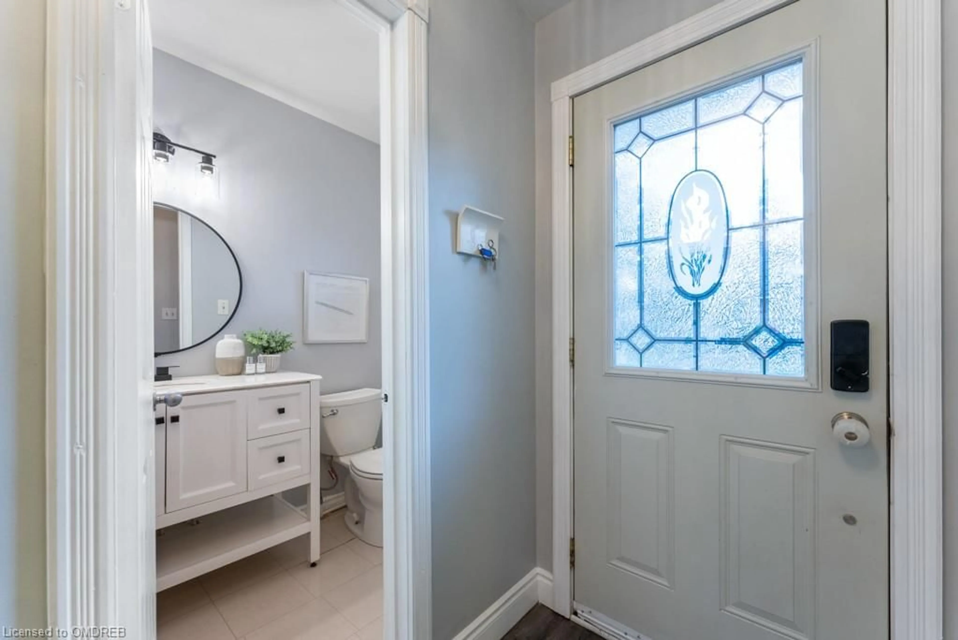 Indoor entryway, wood floors for 2050 Upper Middle Rd #179, Burlington Ontario L7P 3R4