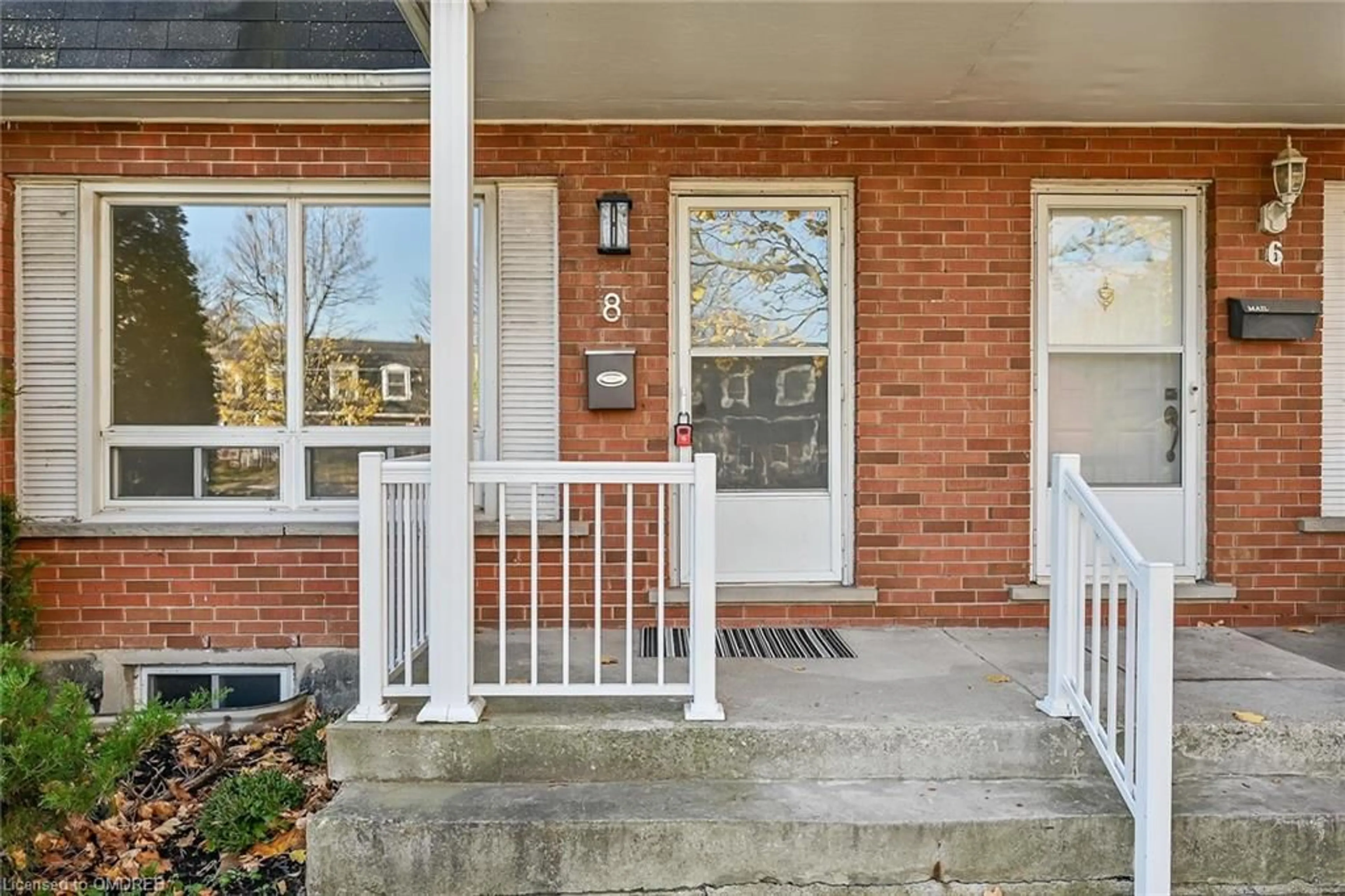 Indoor entryway for 8 Eastview Ave #11, Hamilton Ontario L8E 1H5