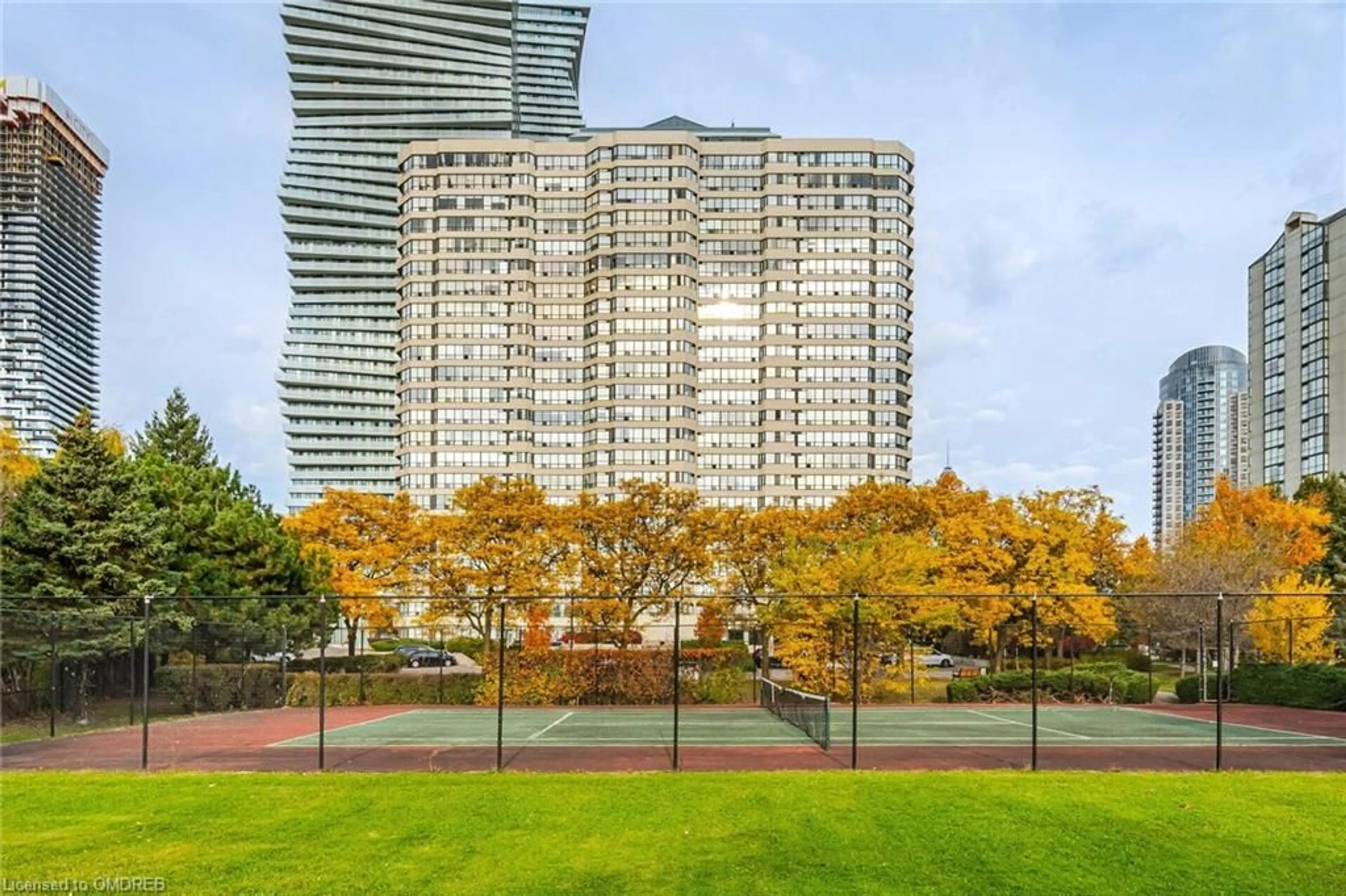 A pic from exterior of the house or condo, the view of city buildings for 400 Webb Dr #1004, Mississauga Ontario L5B 3Z7