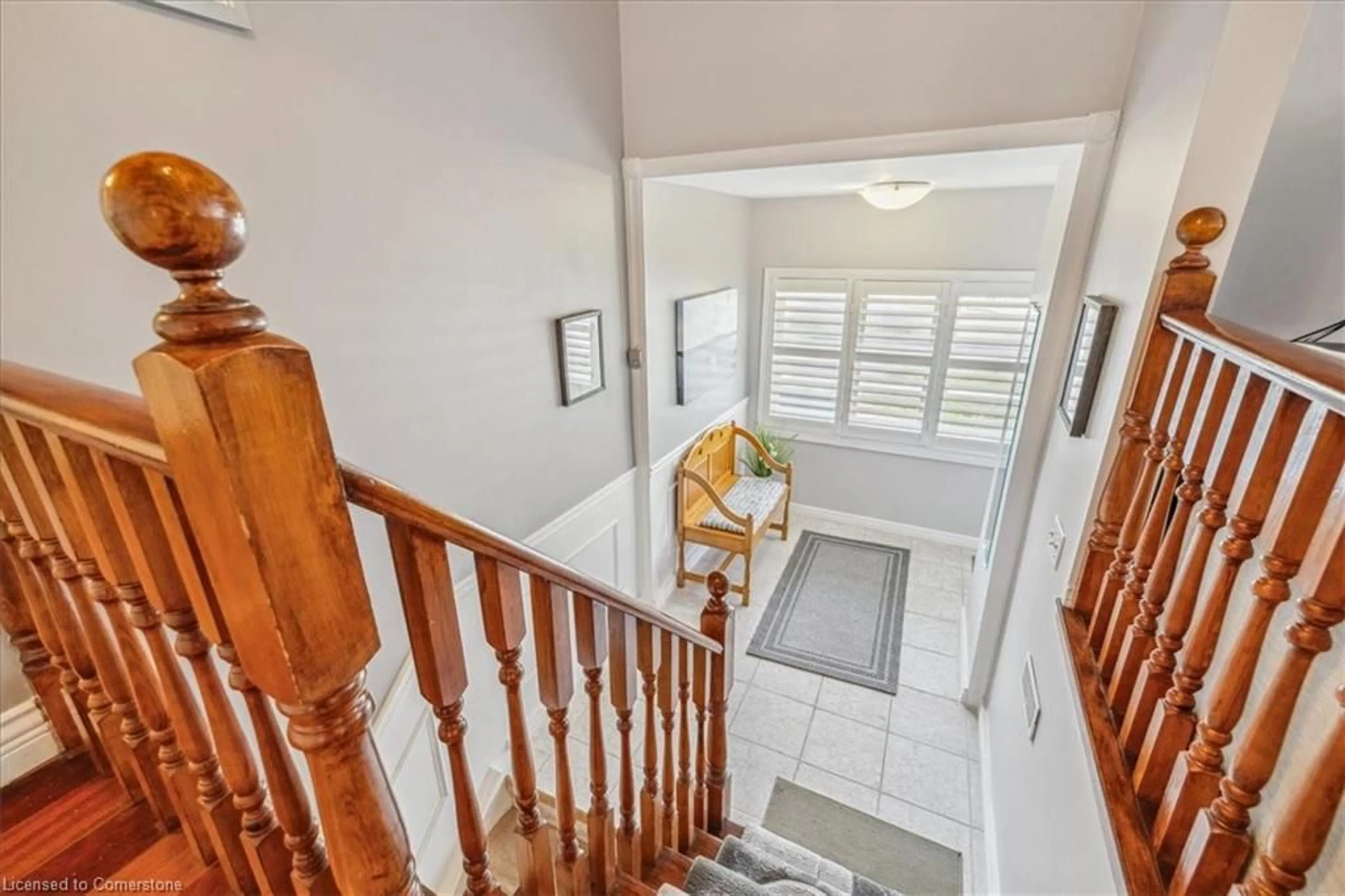 Indoor foyer, wood floors for 4290 Longmoor Dr, Burlington Ontario L7L 5A3