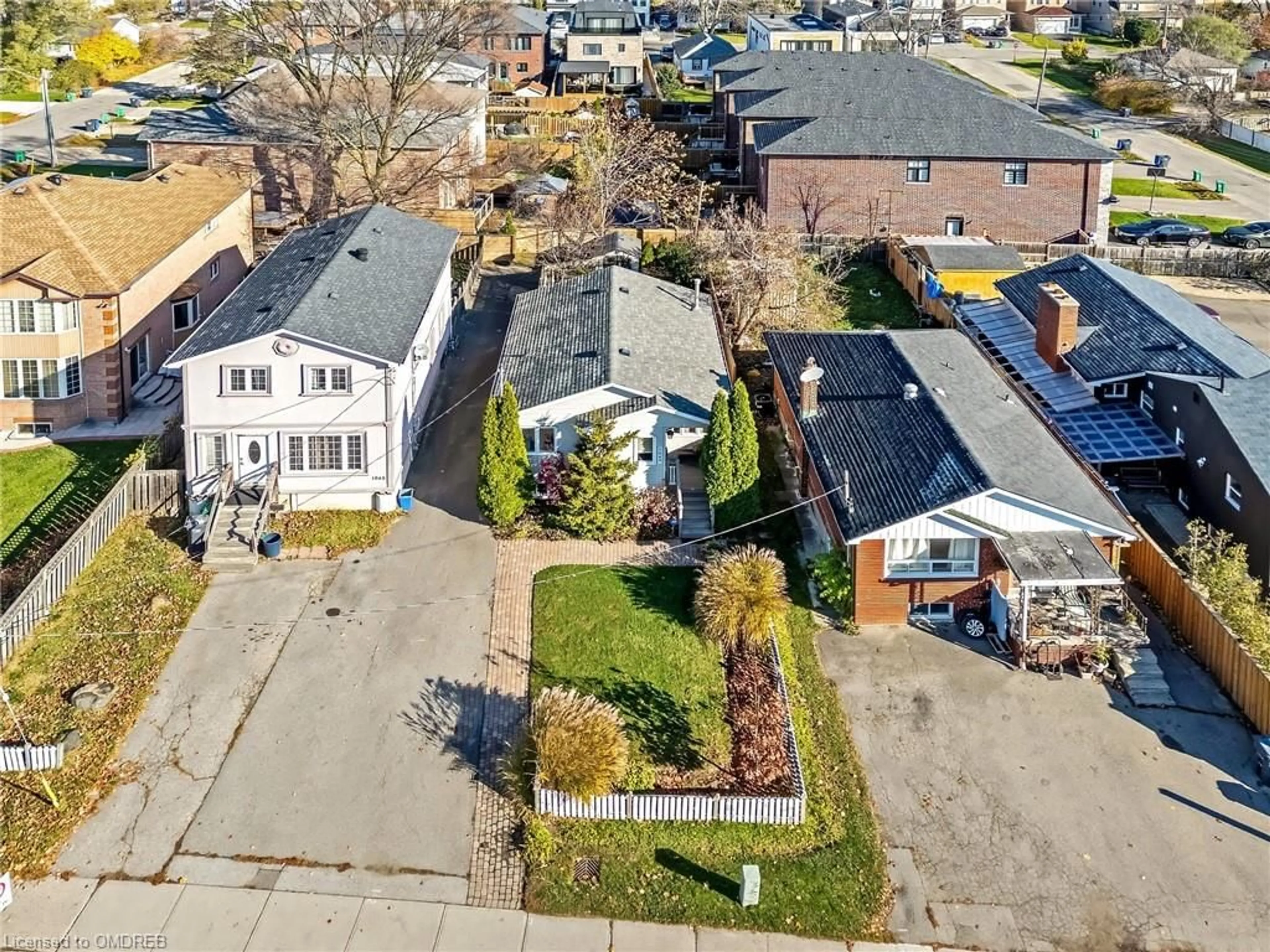 Frontside or backside of a home, the fenced backyard for 1043 Cawthra Rd, Mississauga Ontario L5G 4K4