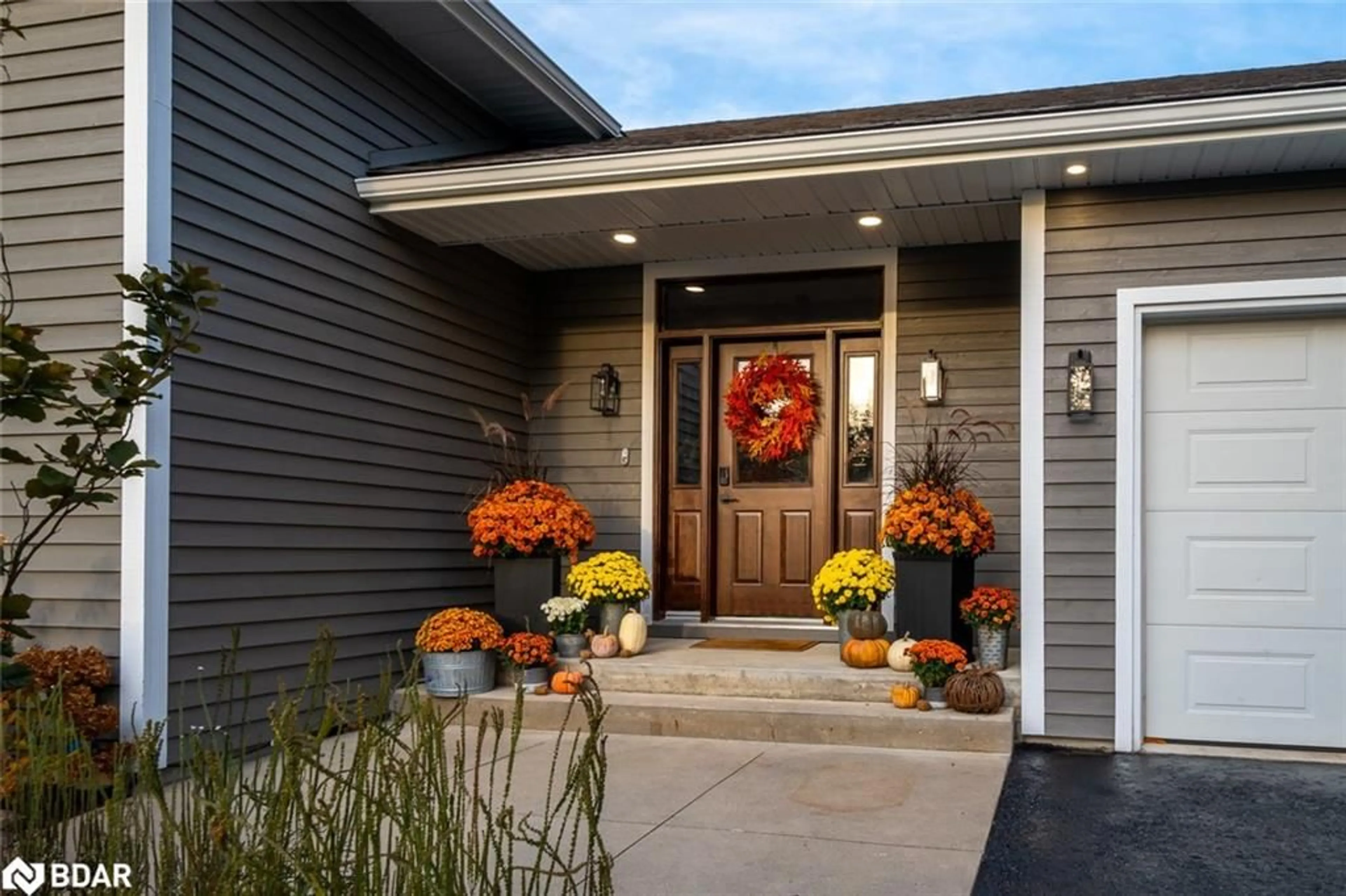 Indoor entryway, wood floors for 8 Crystalwood Lane, Midhurst Ontario L0L 1X0