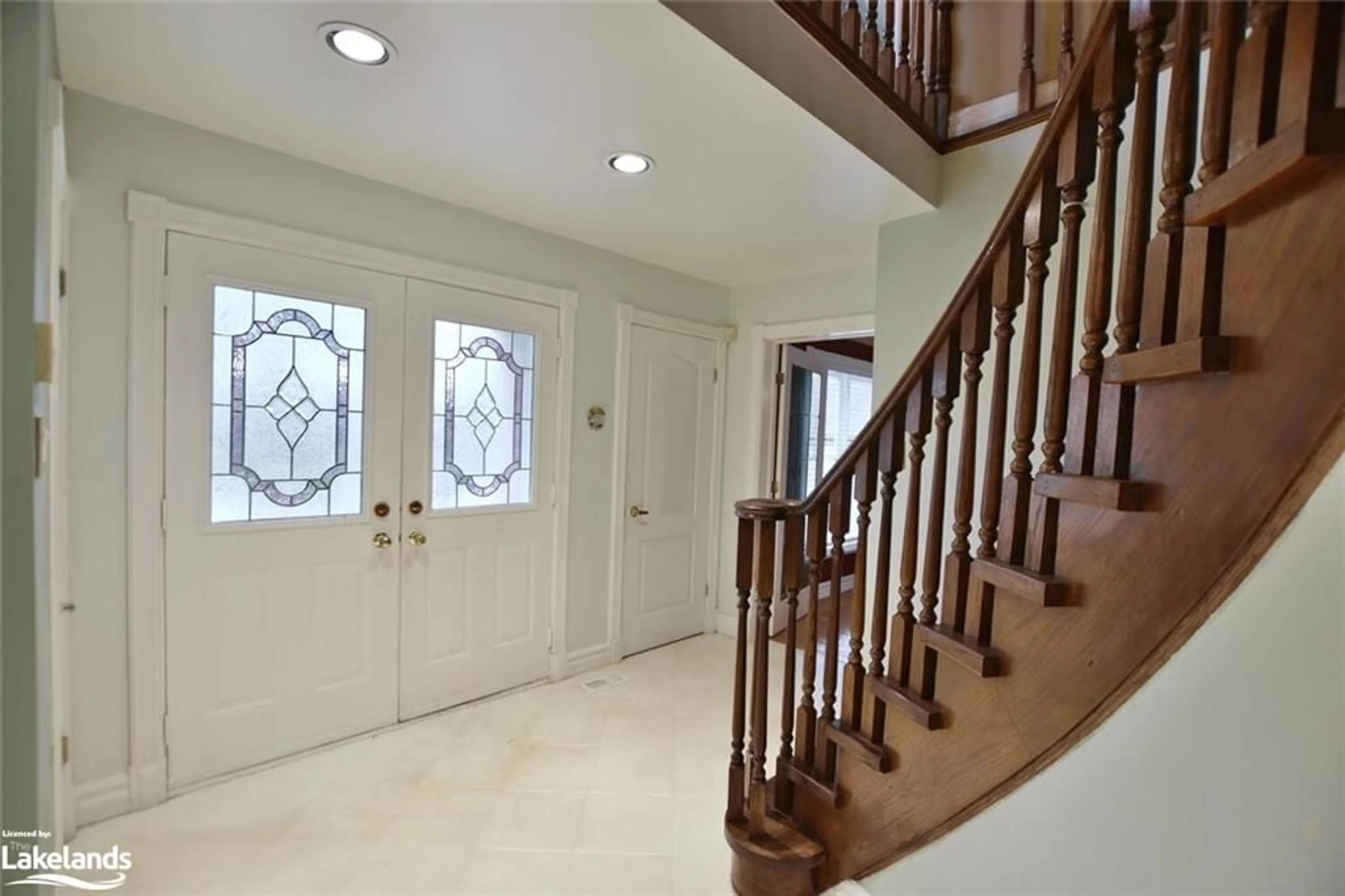 Indoor foyer, wood floors for 46 Fairway Cres, Wasaga Beach Ontario L9Z 1B8