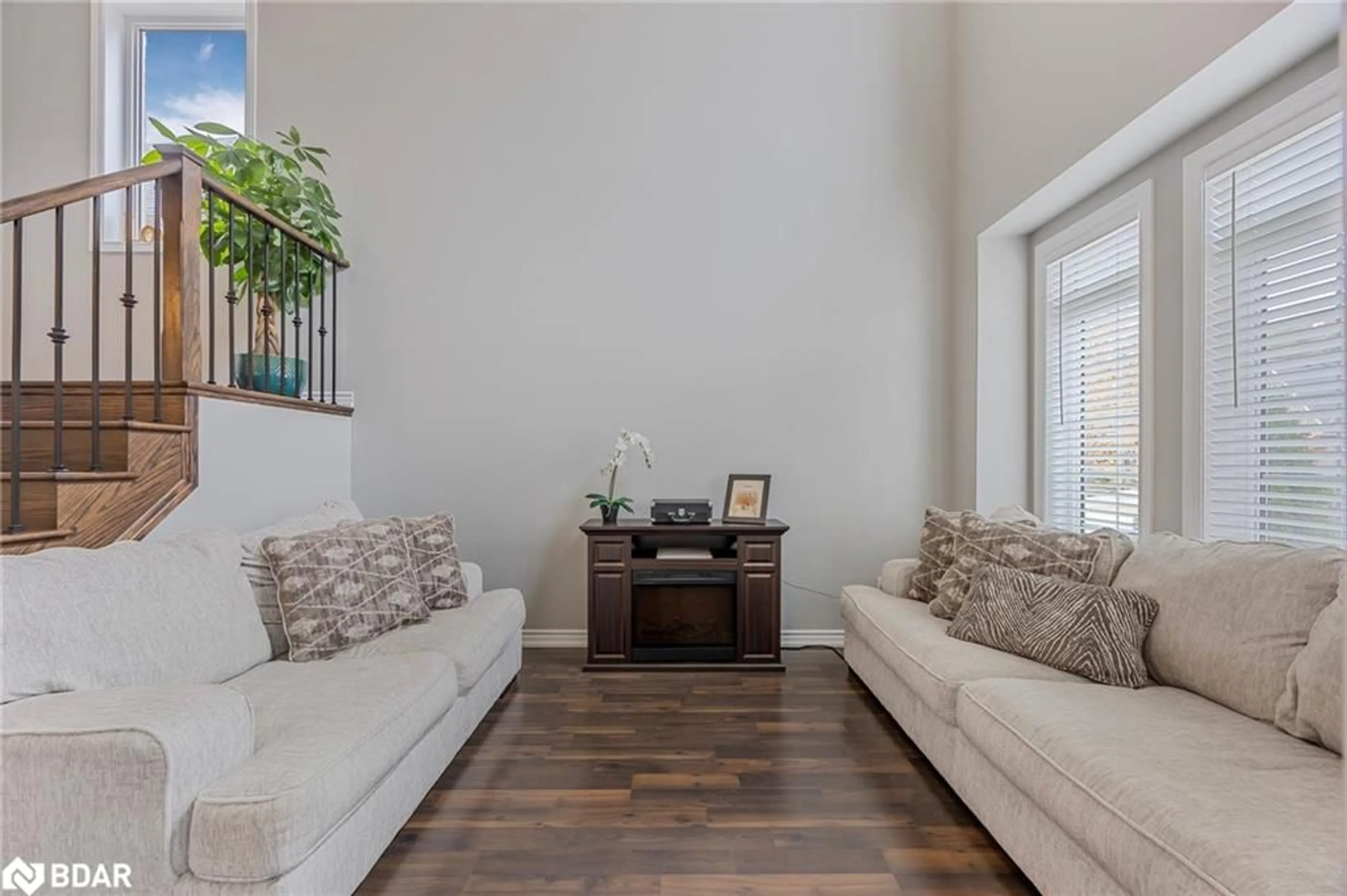 Living room, wood floors for 21 Moreau Way, Springwater Ontario L9X 0S6