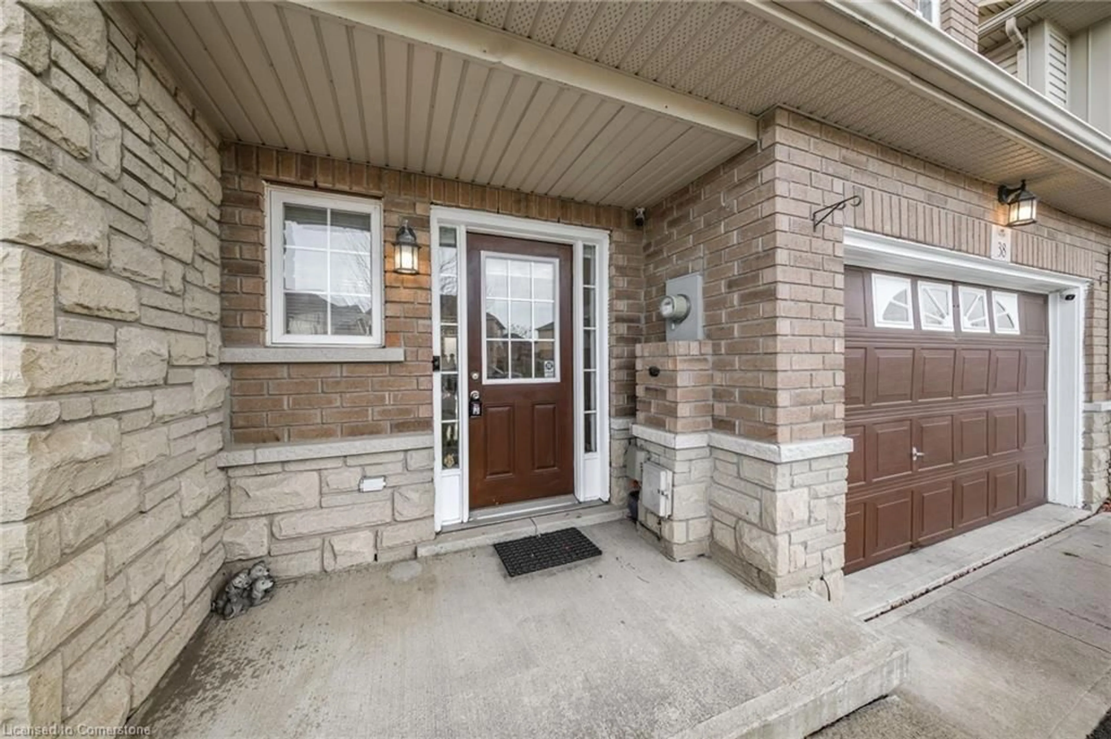 Indoor entryway, wood floors for 38 Cedarville Dr, Stoney Creek Ontario L8J 0A4