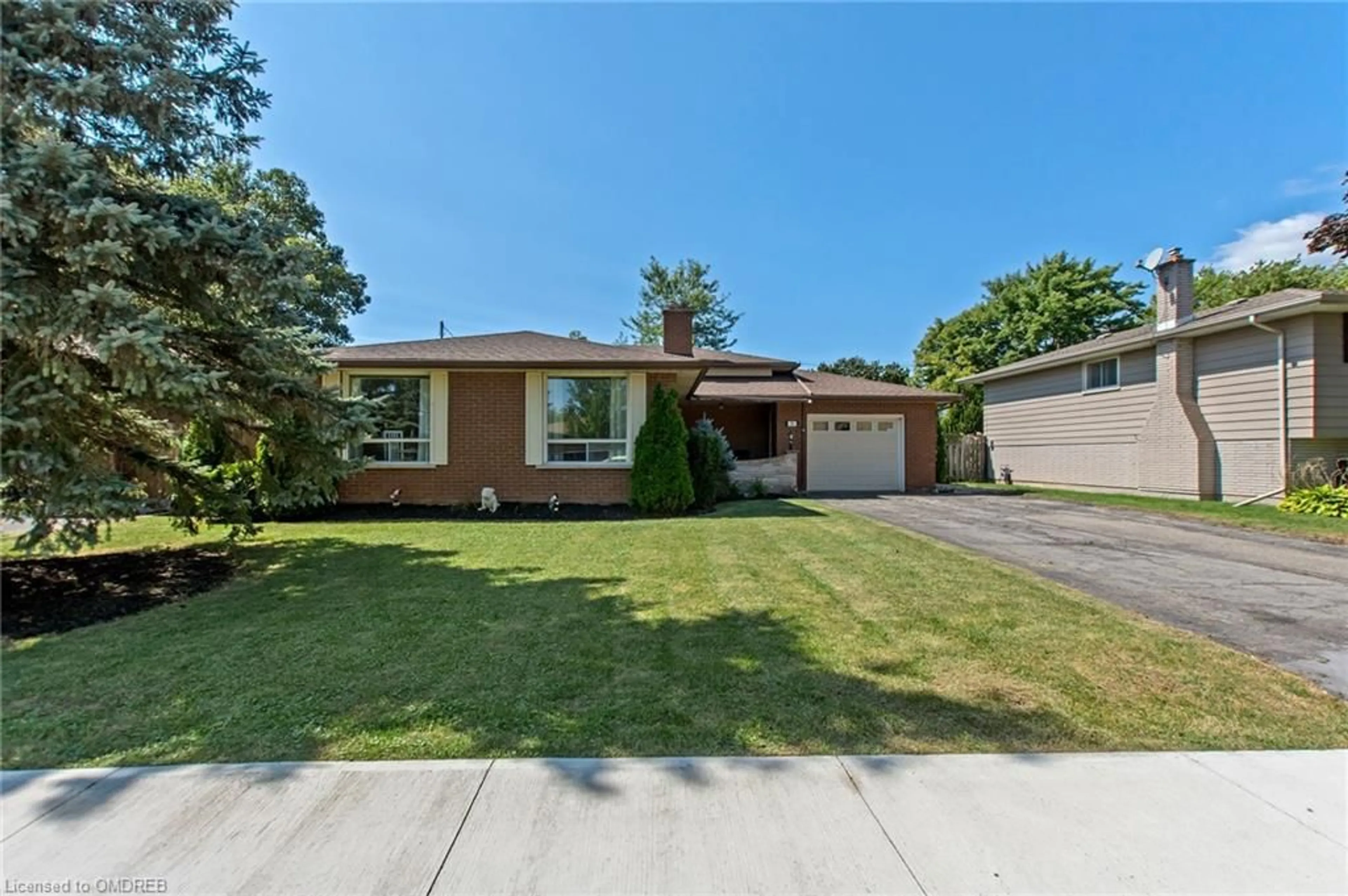 Frontside or backside of a home, the street view for 75 Maureen Ave, Welland Ontario L3C 4H7