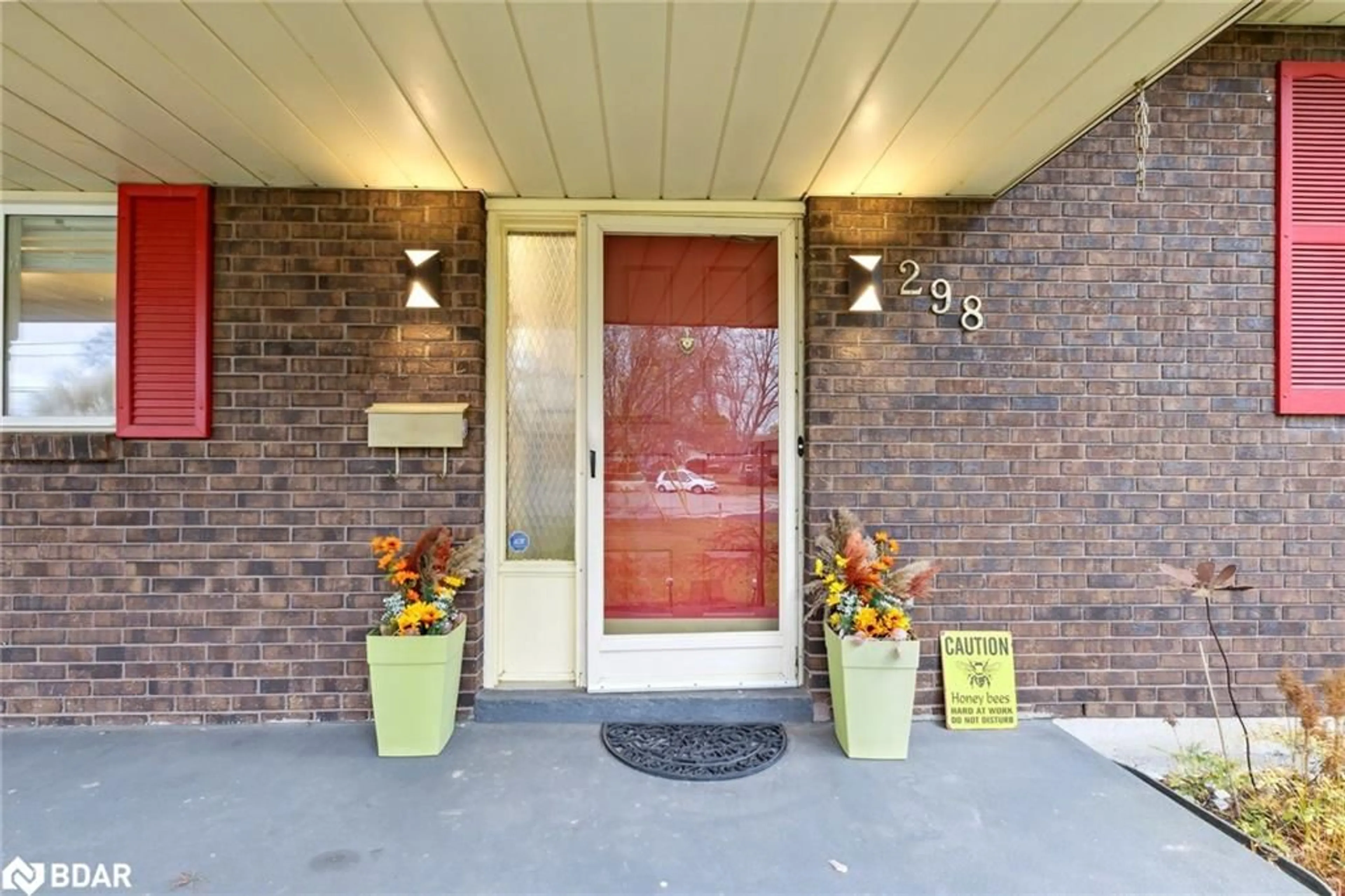 Indoor entryway, wood floors for 298 Maccrae Dr, Caledonia Ontario N3W 1K6