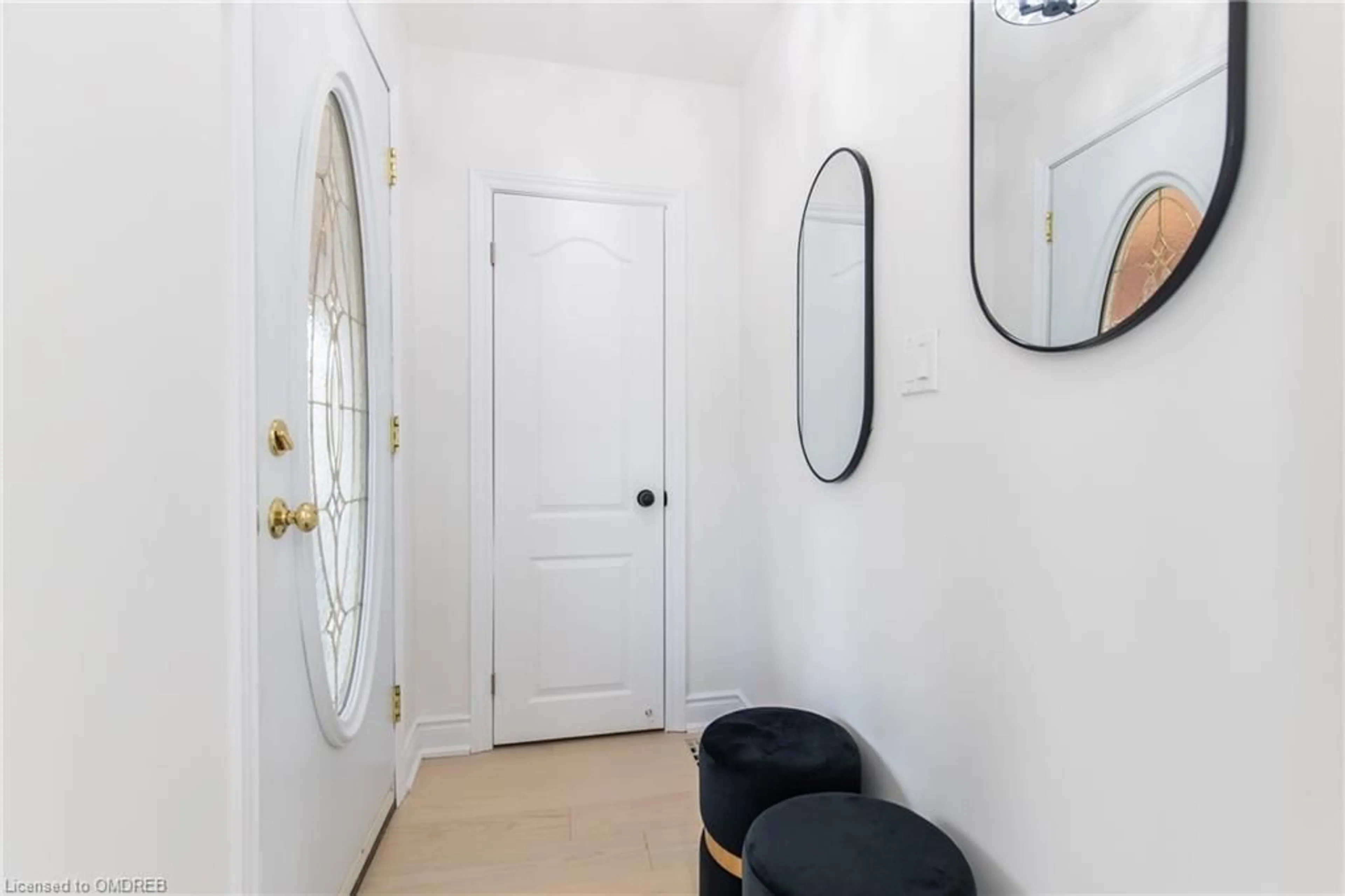 Indoor entryway, unknown floor for 46 Upper Walker Ave, Stoney Creek Ontario L8G 1S8