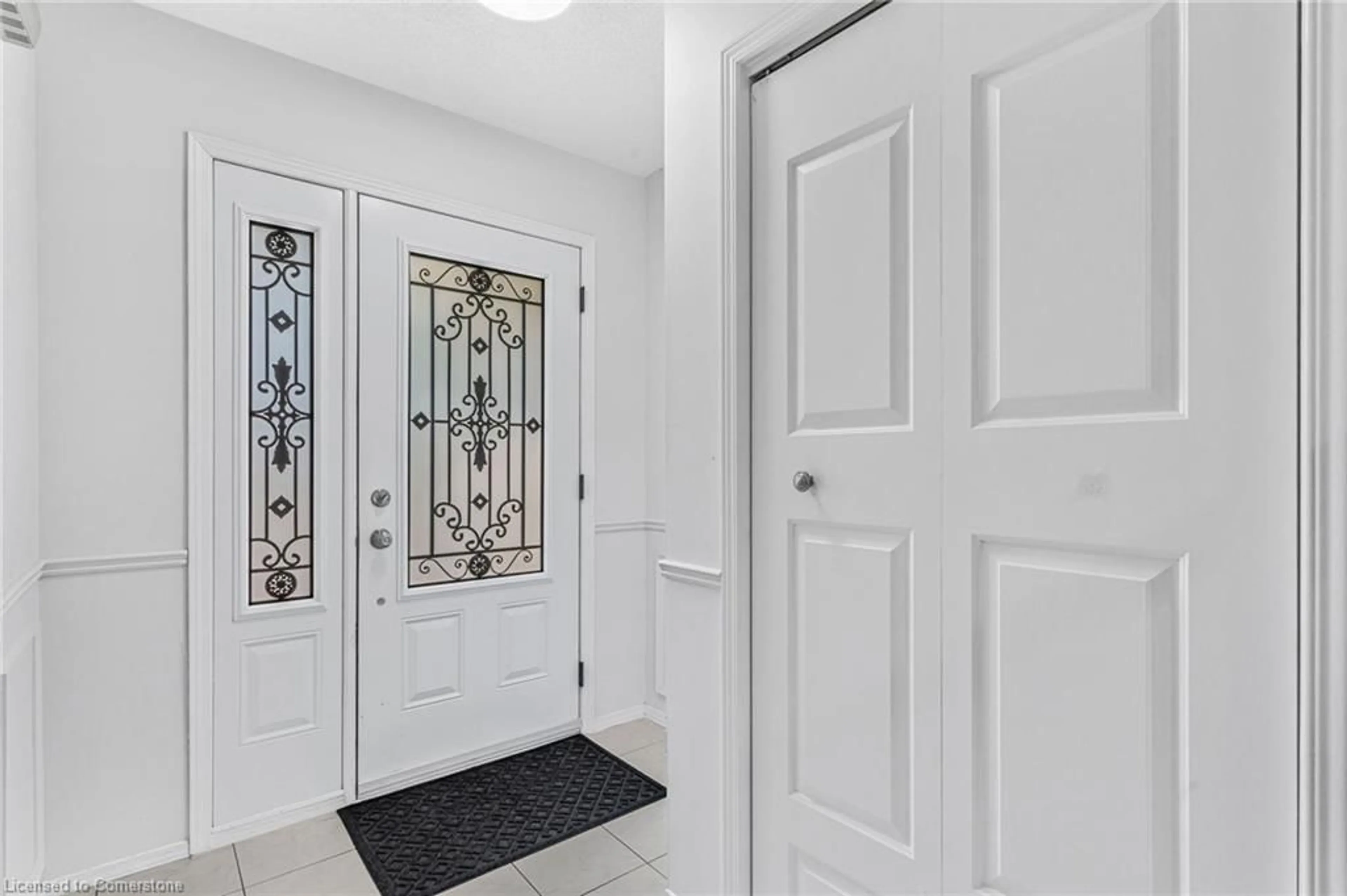 Indoor entryway, wood floors for 19 Driftwood Pl, Stoney Creek Ontario L8J 2N7