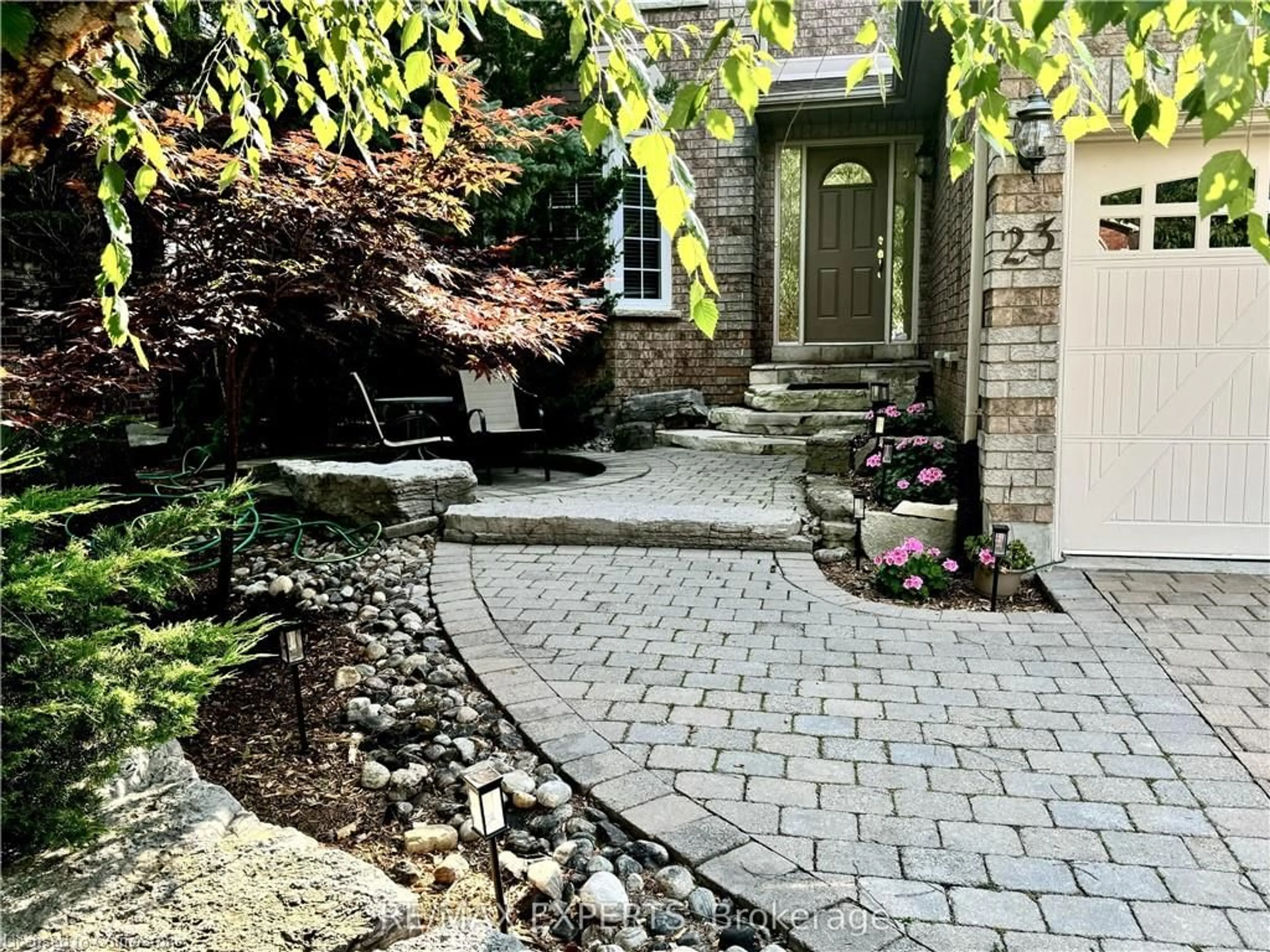 Patio, cottage for 23 Kingsridge Rd, Barrie Ontario L4N 8K7