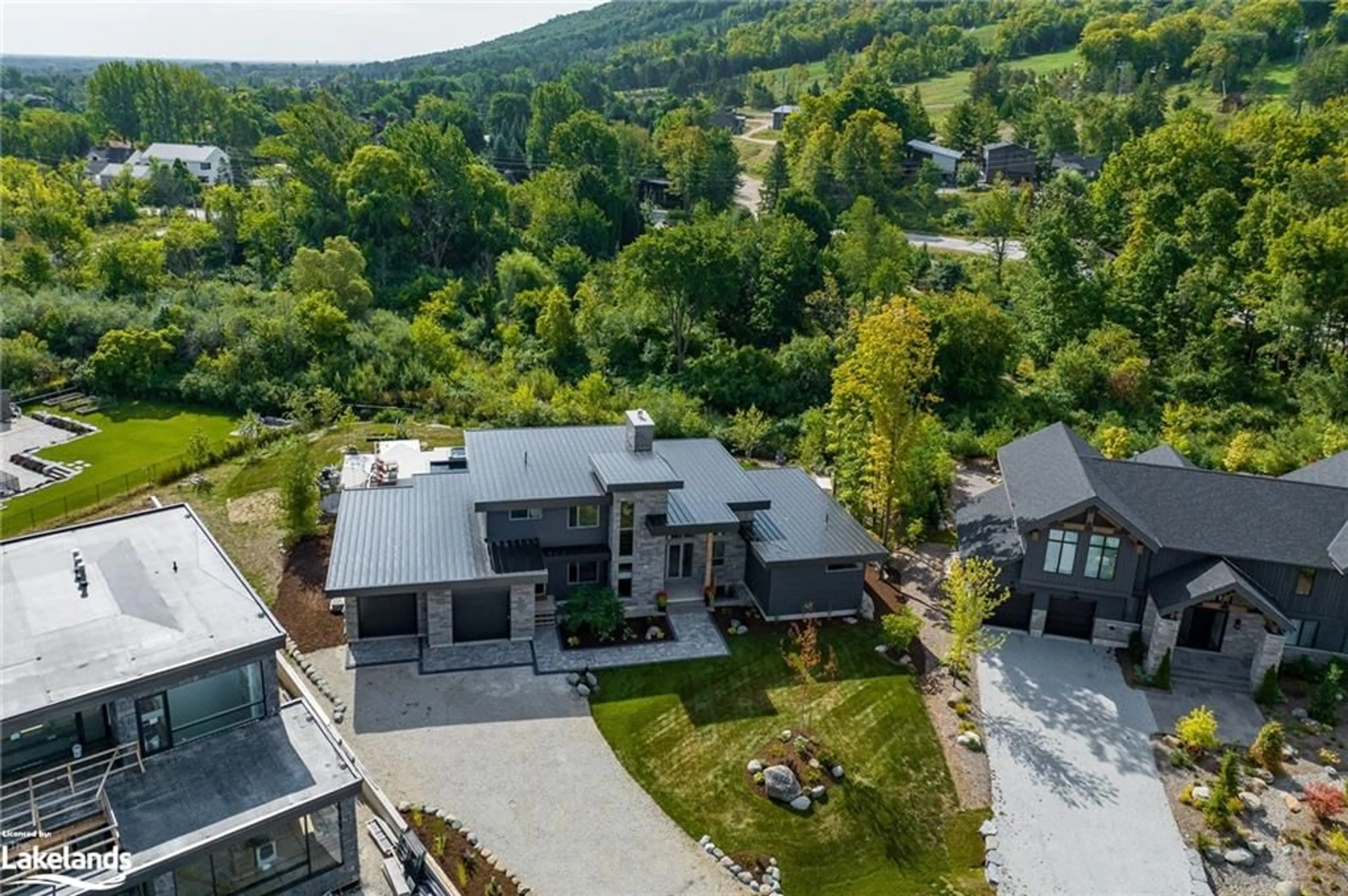 Frontside or backside of a home, cottage for 104 Grindelwald Crt, The Blue Mountains Ontario L9Y 0Z8