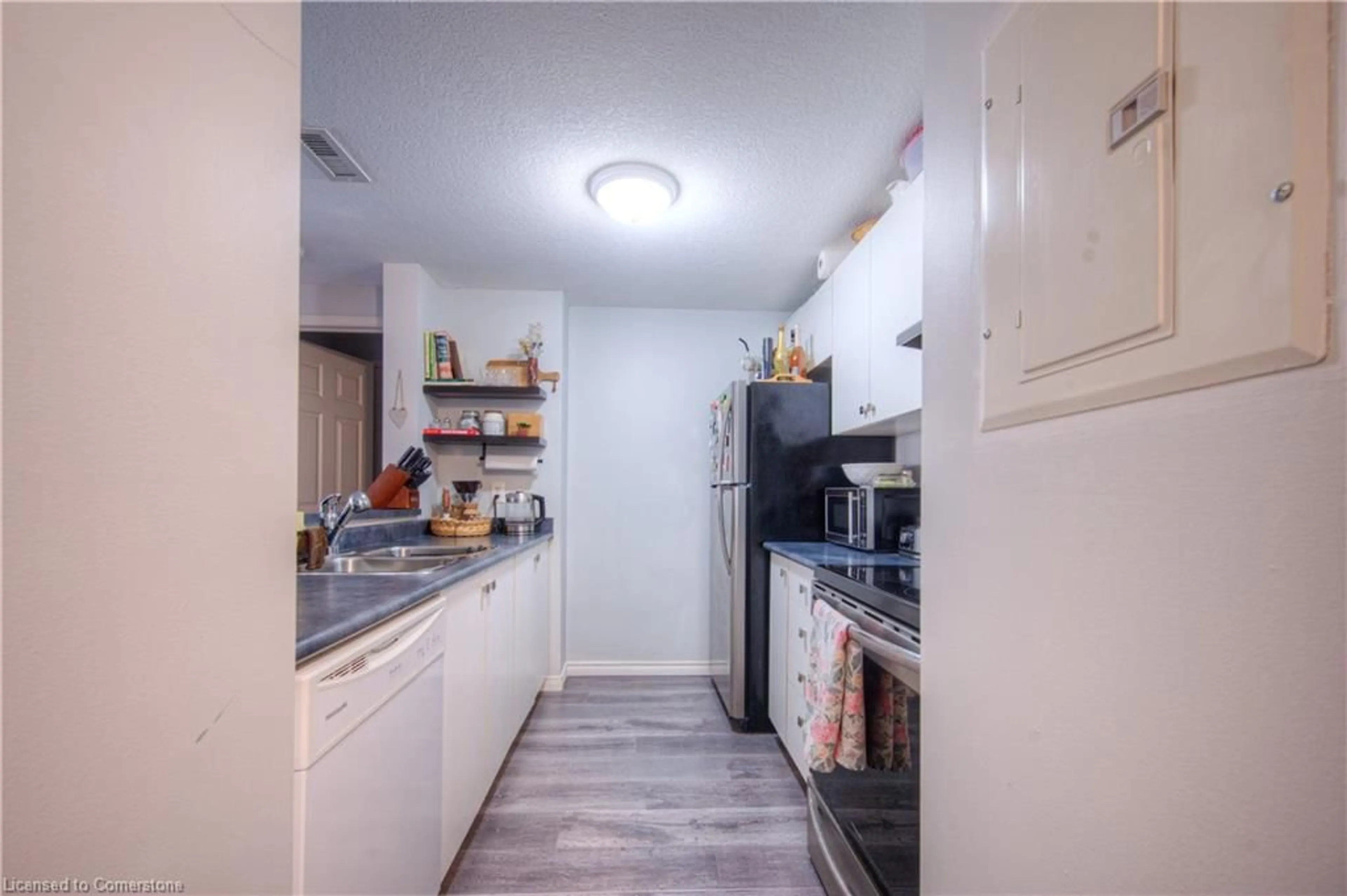 Standard kitchen, wood floors, cottage for 45 Cedarhill Cres #10C, Kitchener Ontario N2E 0A2