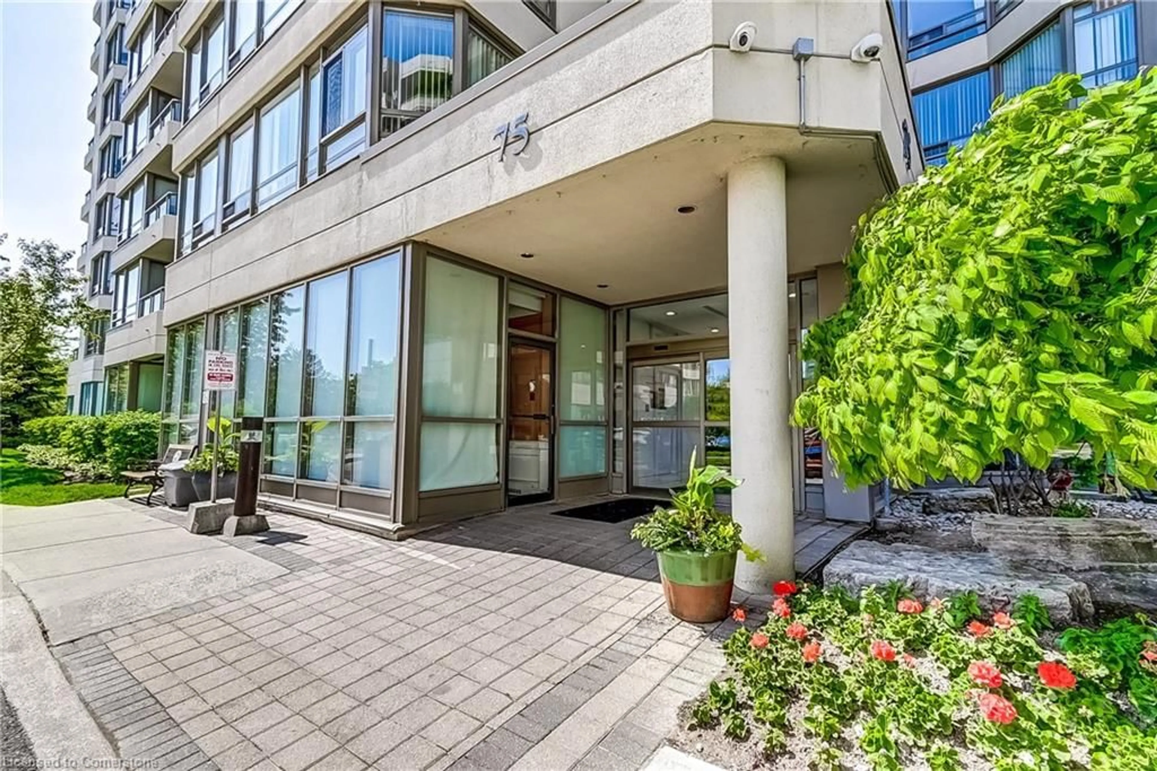 Indoor foyer for 75 King St #1203, Mississauga Ontario L5A 4G5