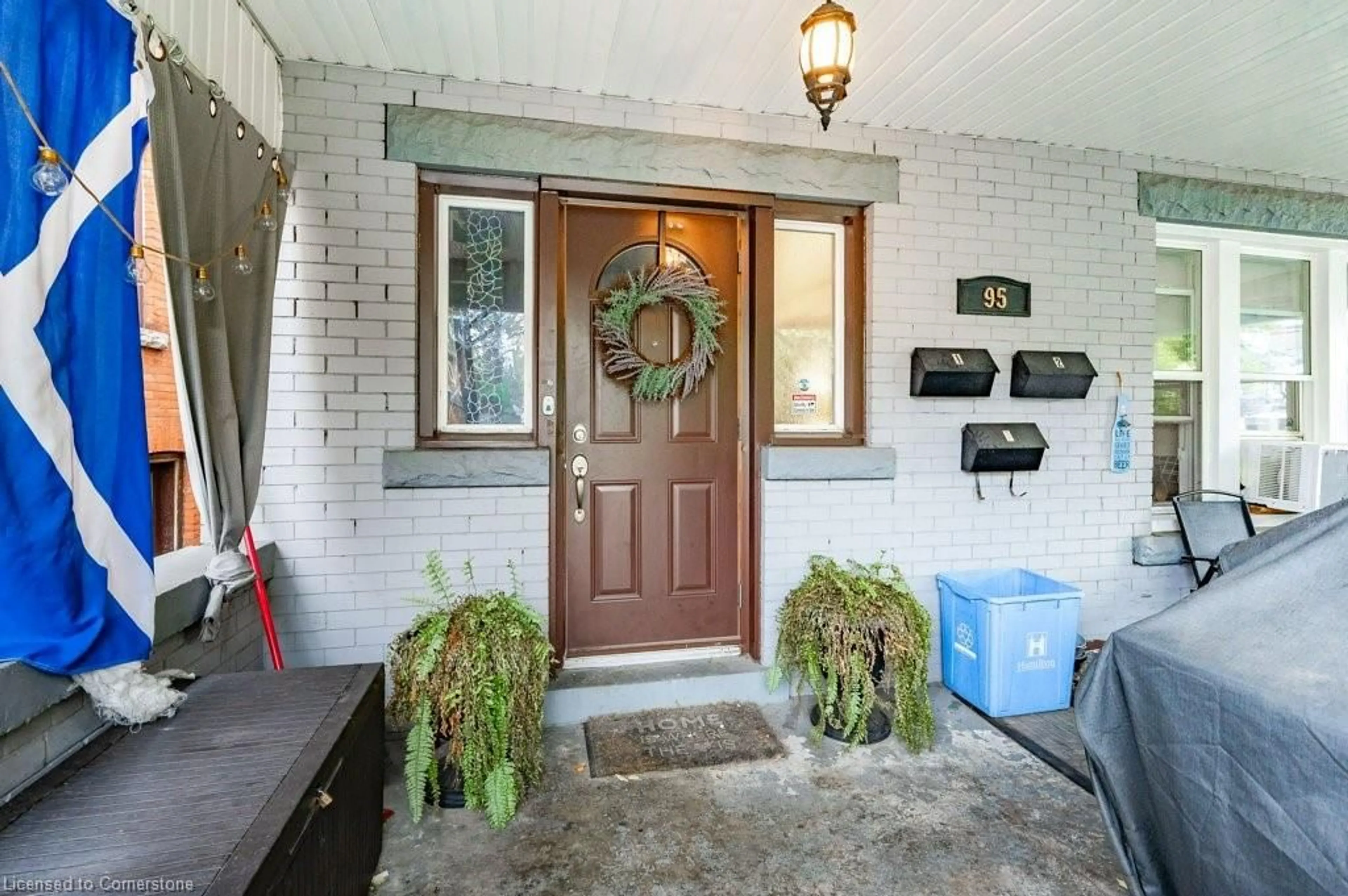 Indoor entryway, wood floors for 95 Spadina Ave, Hamilton Ontario L8M 2X4