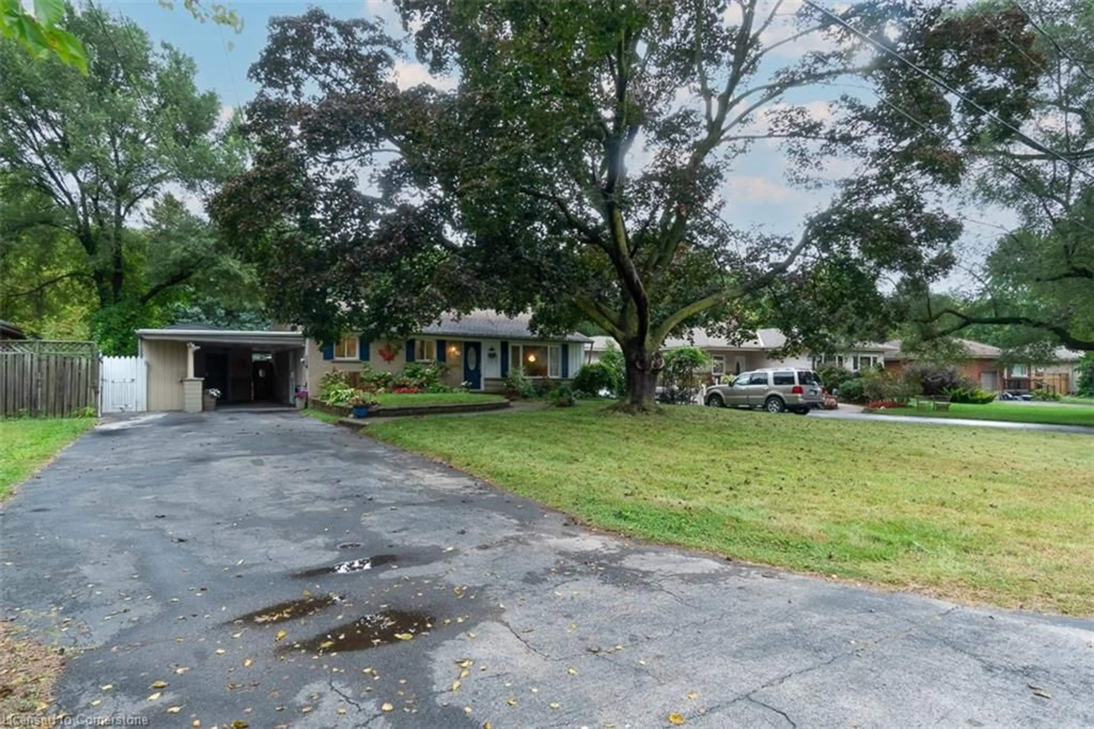 A pic from exterior of the house or condo, the street view for 955 Cloverleaf Dr, Burlington Ontario L7T 3Y8