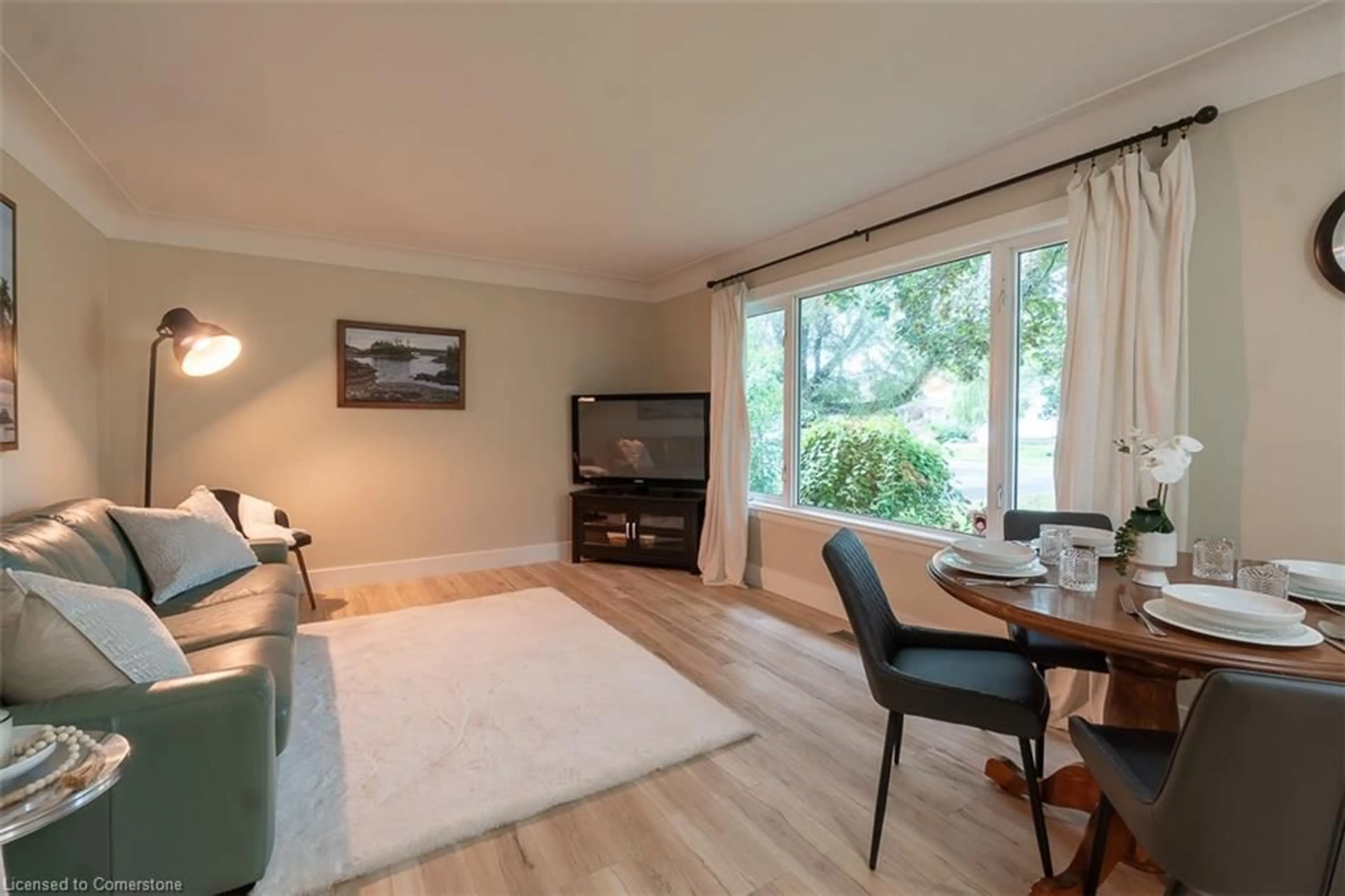 A pic of a room, wood floors for 955 Cloverleaf Dr, Burlington Ontario L7T 3Y8