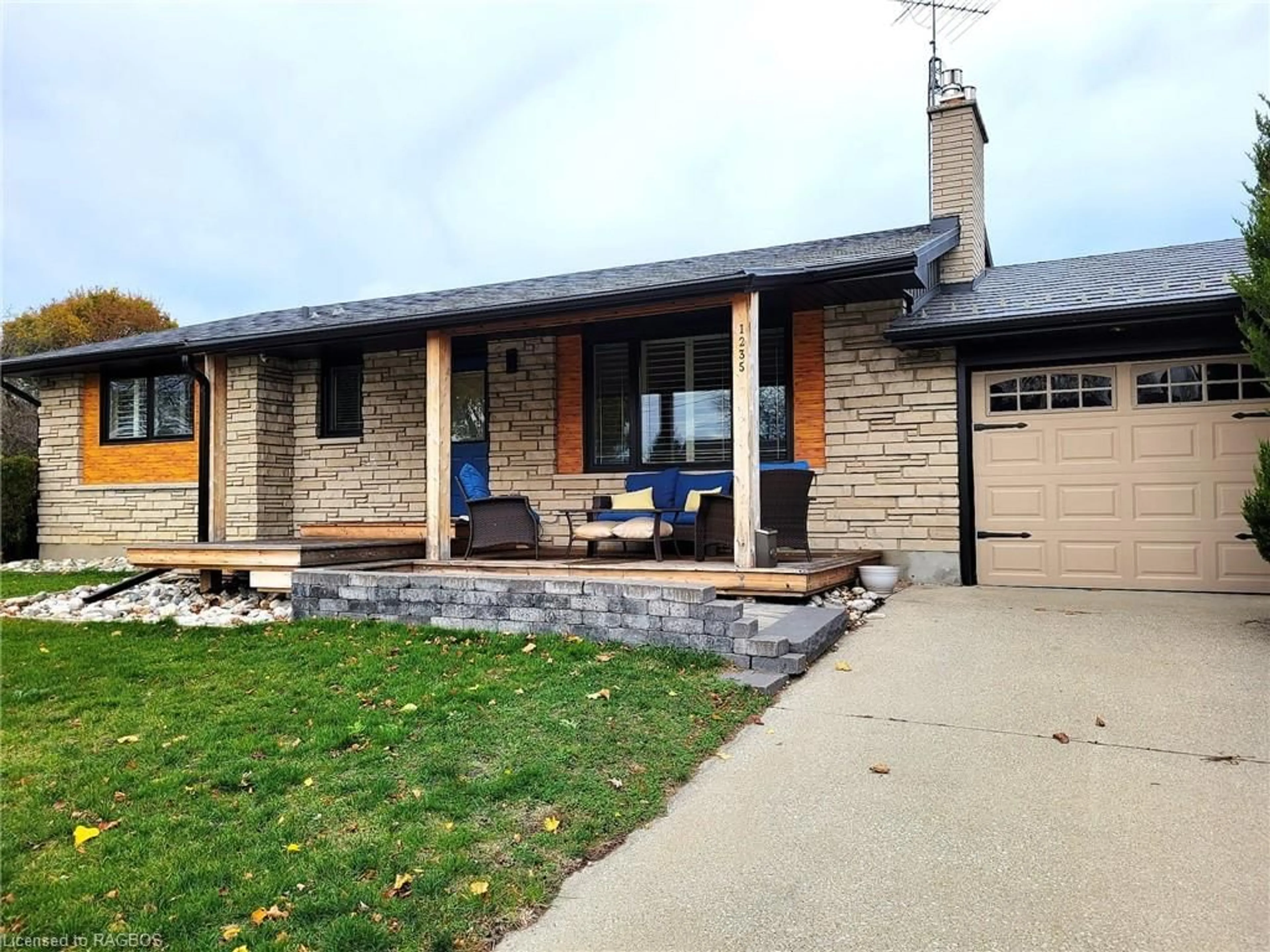 Home with brick exterior material for 1235 Severin Dr, Sarnia Ontario N7S 2B9