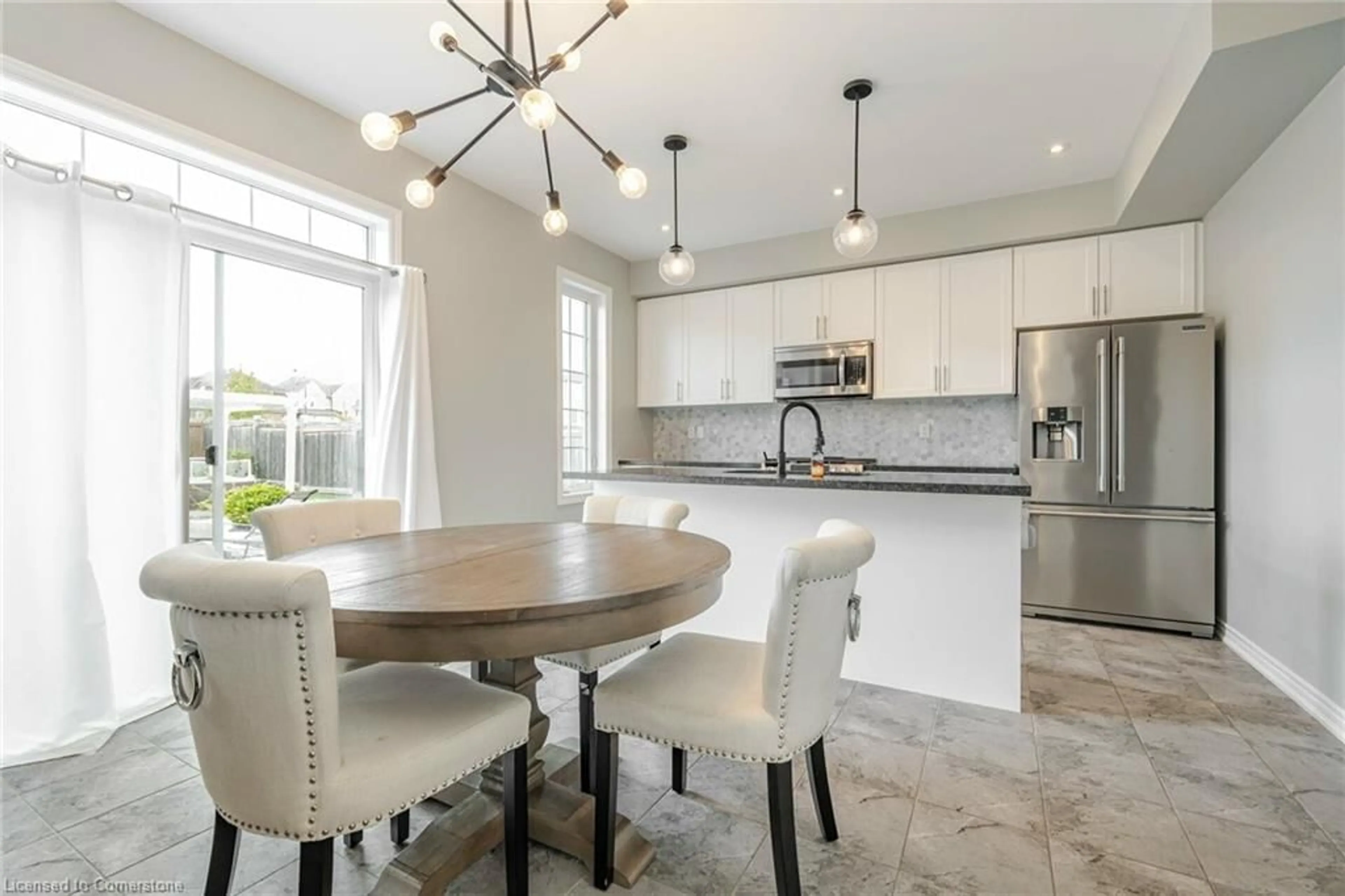 Open concept kitchen for 2 Hackett St, East Gwillimbury Ontario L9N 0P8