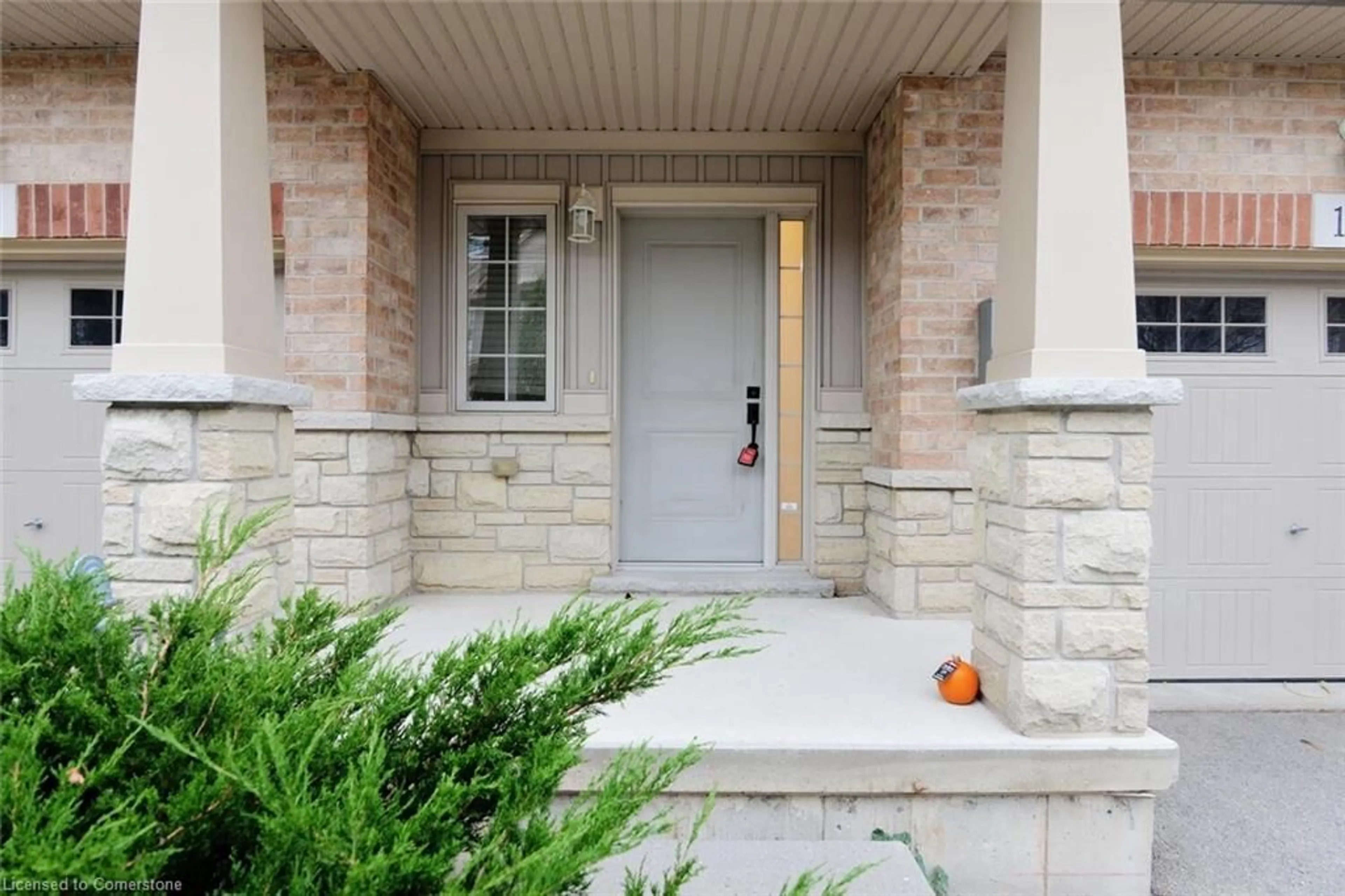 Indoor entryway, ceramic floors for 7 Lakelawn Rd #10, Grimsby Ontario L3M 0E9