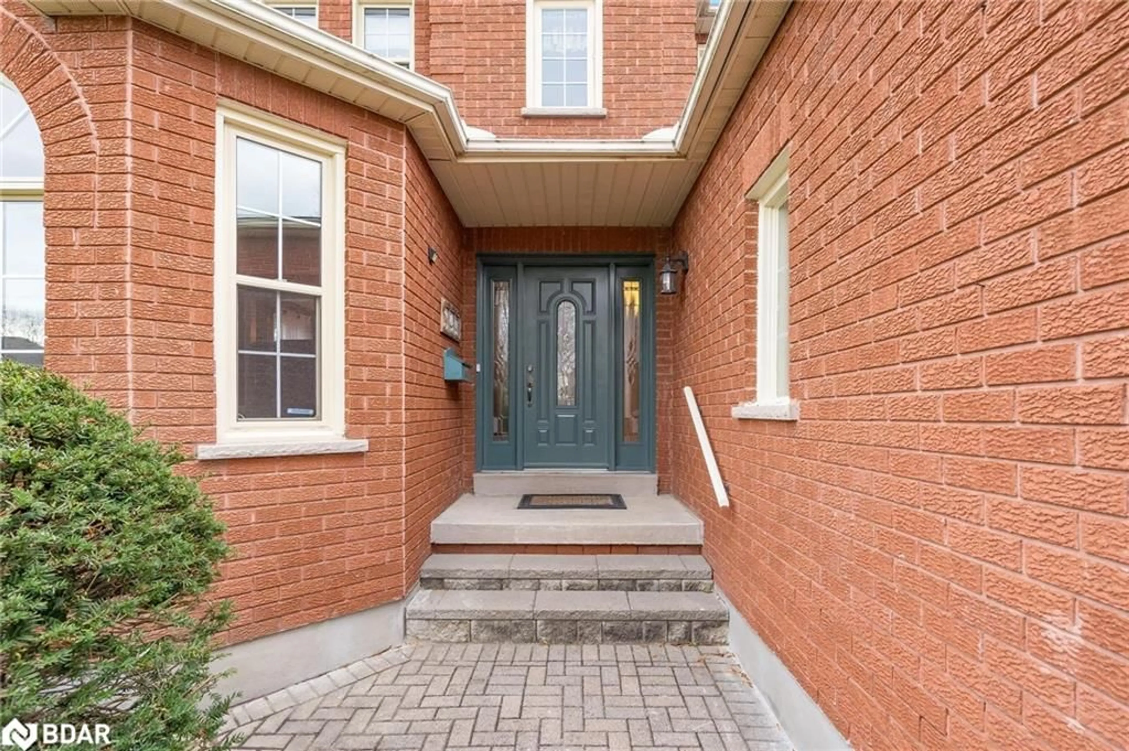 Home with brick exterior material for 186 Hanmer St, Barrie Ontario L4N 7J9