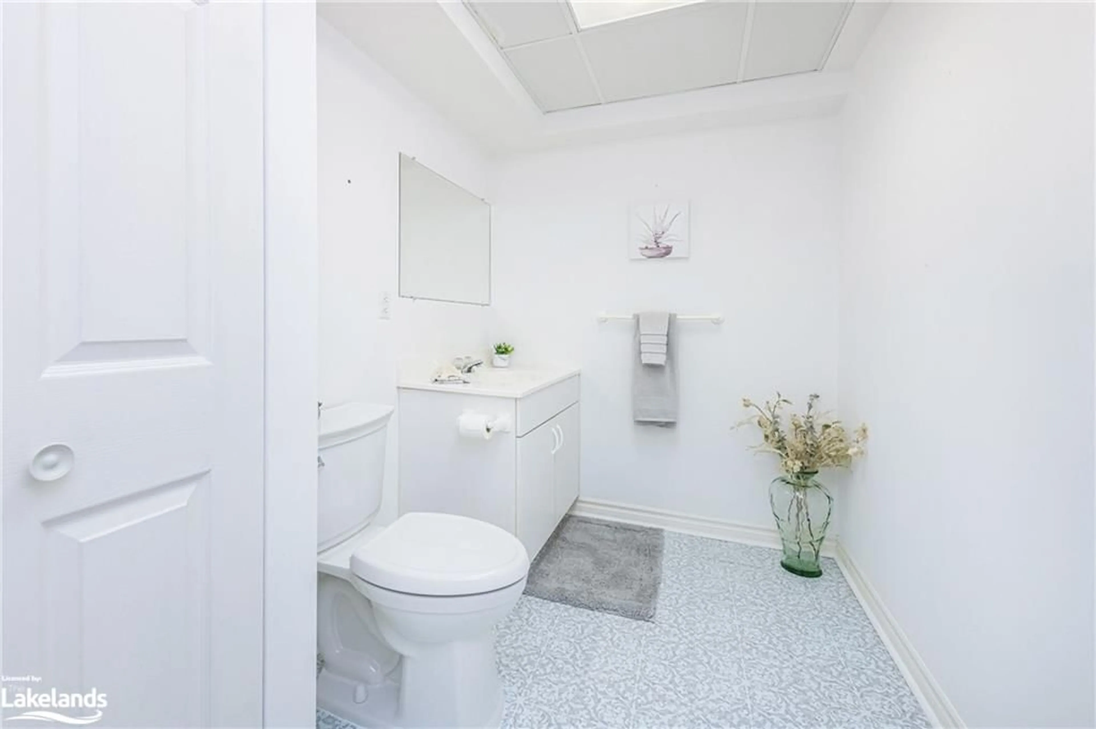 Bathroom, ceramic floors for 4 Riverdale Dr, Wasaga Beach Ontario L9Z 1E9