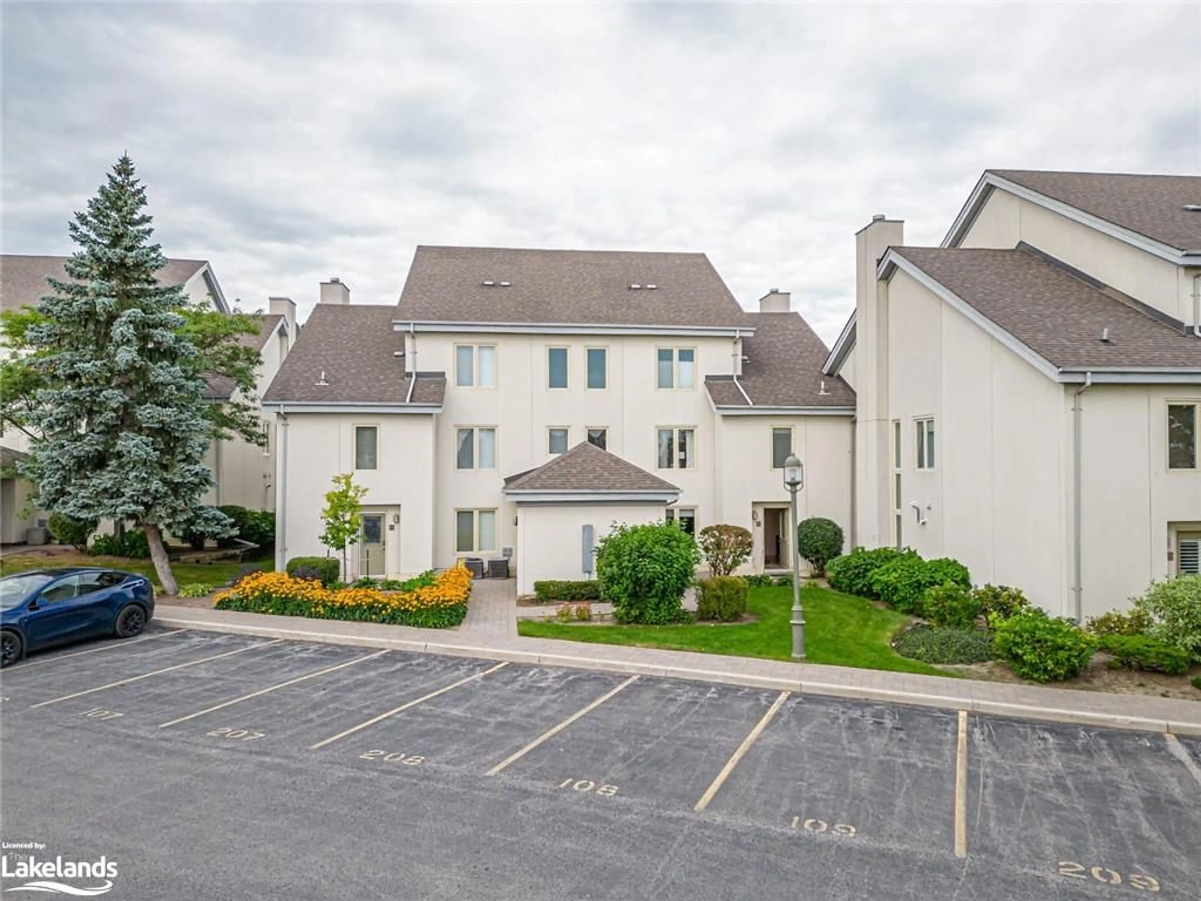 A pic from exterior of the house or condo, the front or back of building for 110 Fairway Crt #108, The Blue Mountains Ontario L9Y 0P8