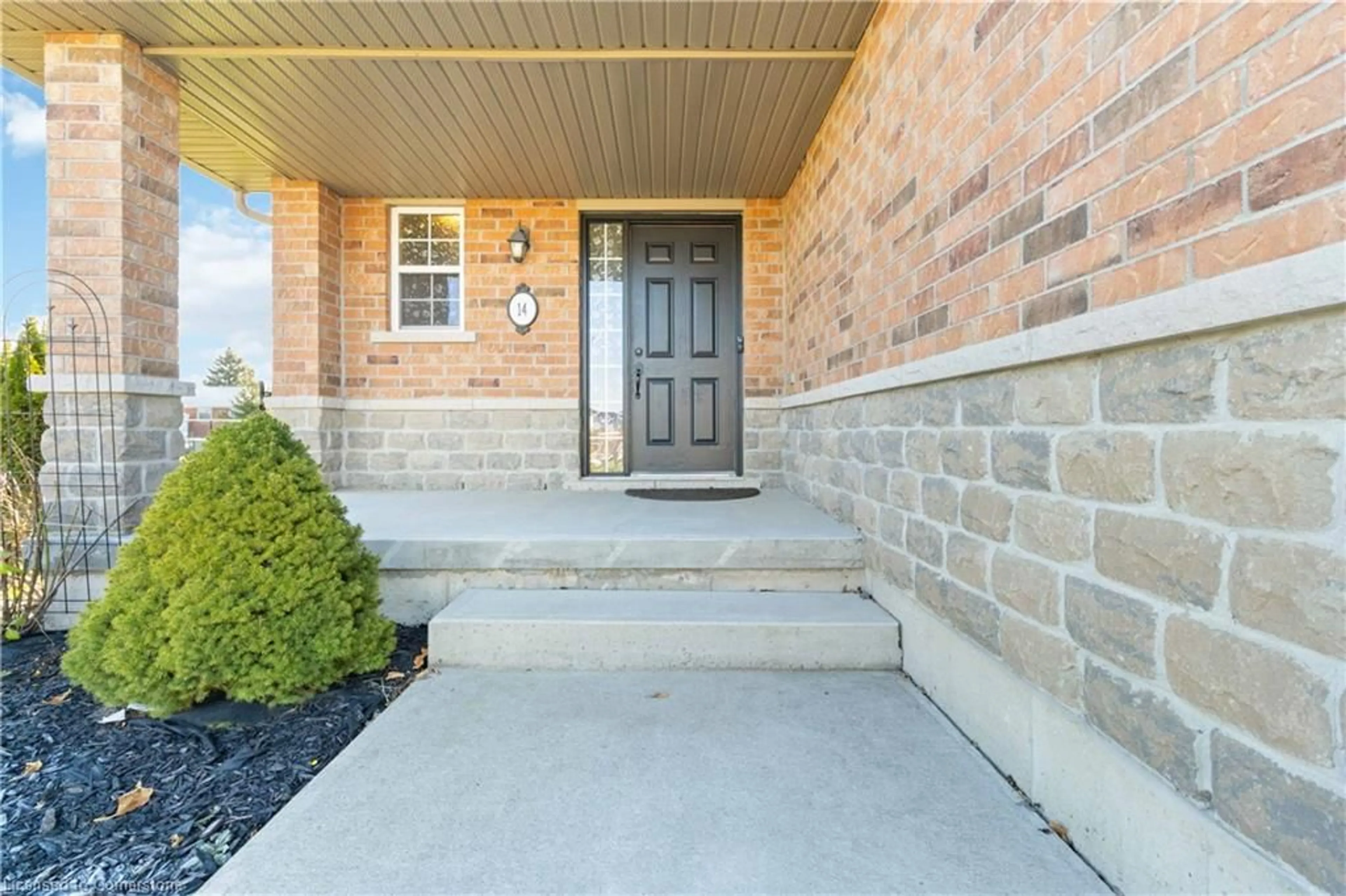 Indoor entryway, cement floor for 14 Pike Creek Dr, Cayuga Ontario N0A 1E0