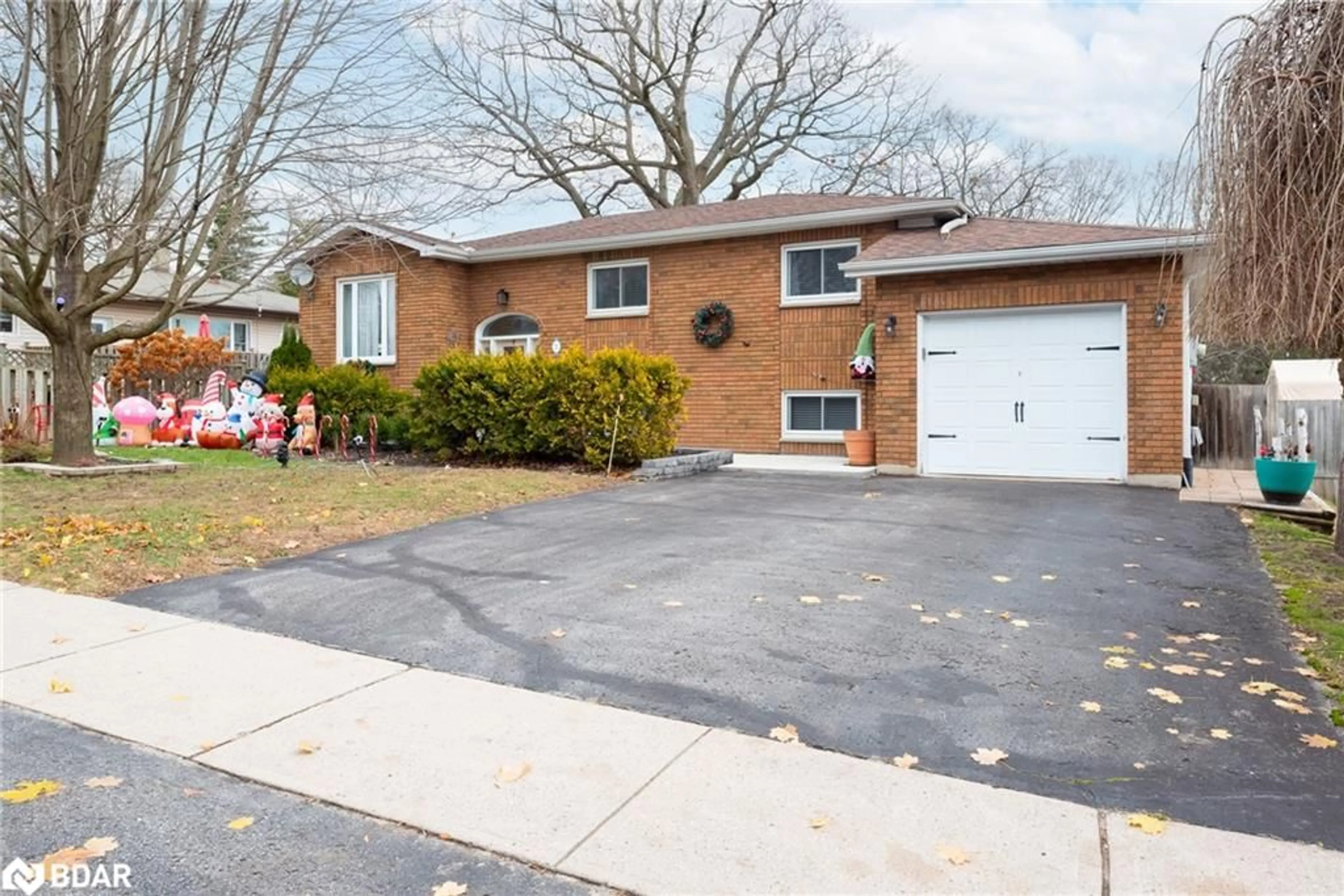 Frontside or backside of a home, the street view for 7 Keats Dr, Barrie Ontario L4N 6C7