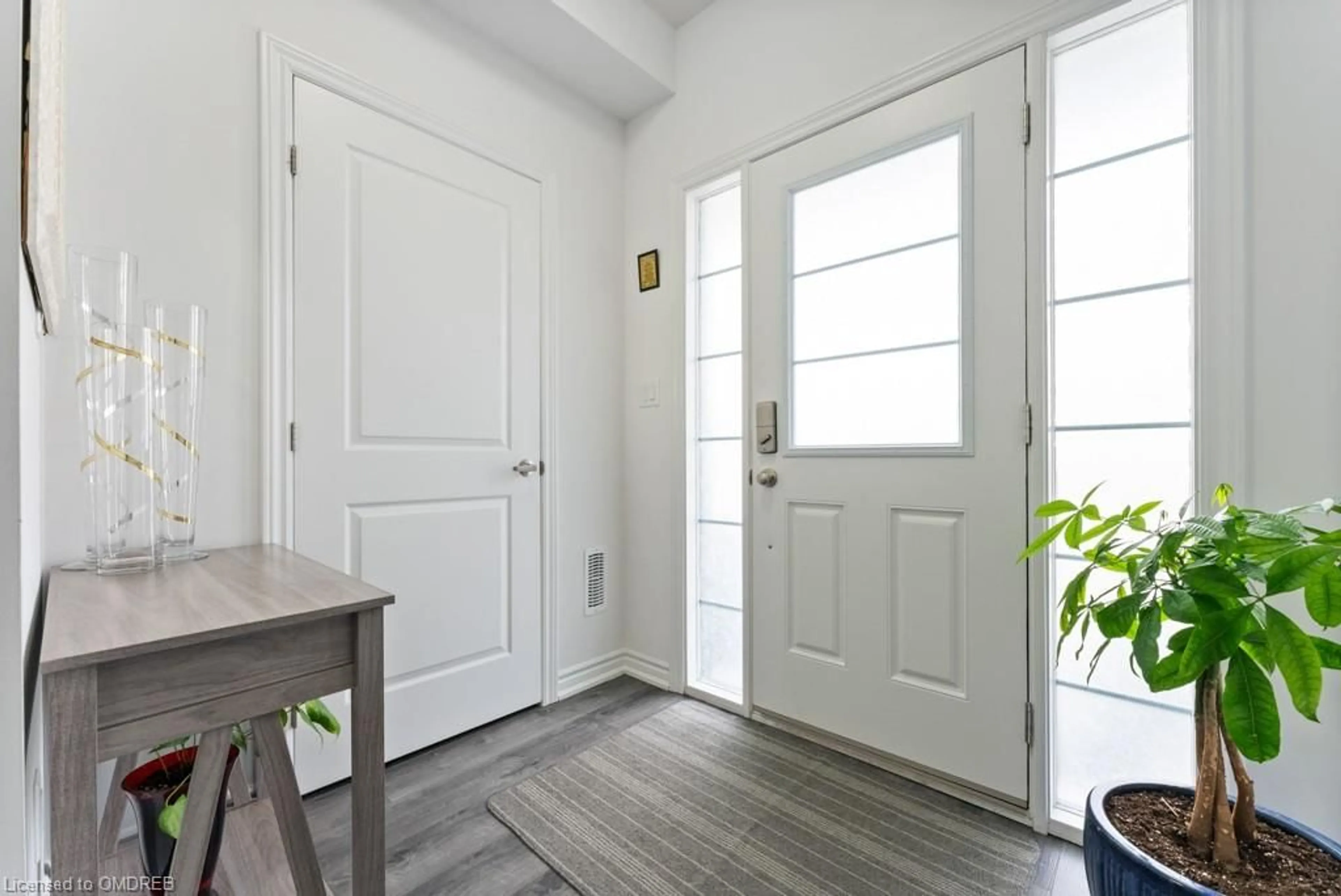 Indoor entryway, wood floors for 61 Soho St #84, Stoney Creek Ontario L8J 0M6