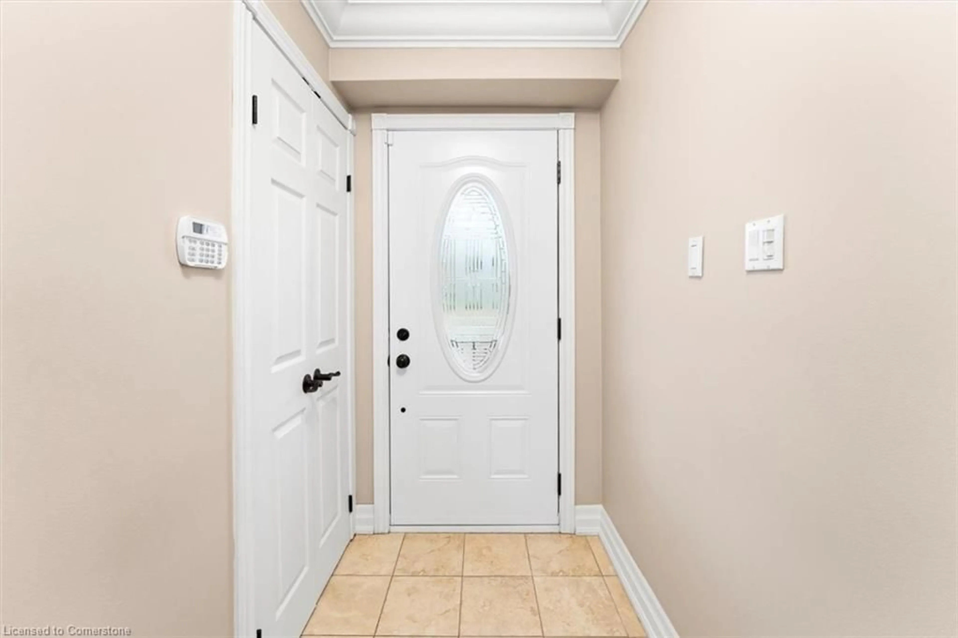 Indoor entryway, wood floors for 1639 Glen Rutley Cir, Mississauga Ontario L4X 2A1