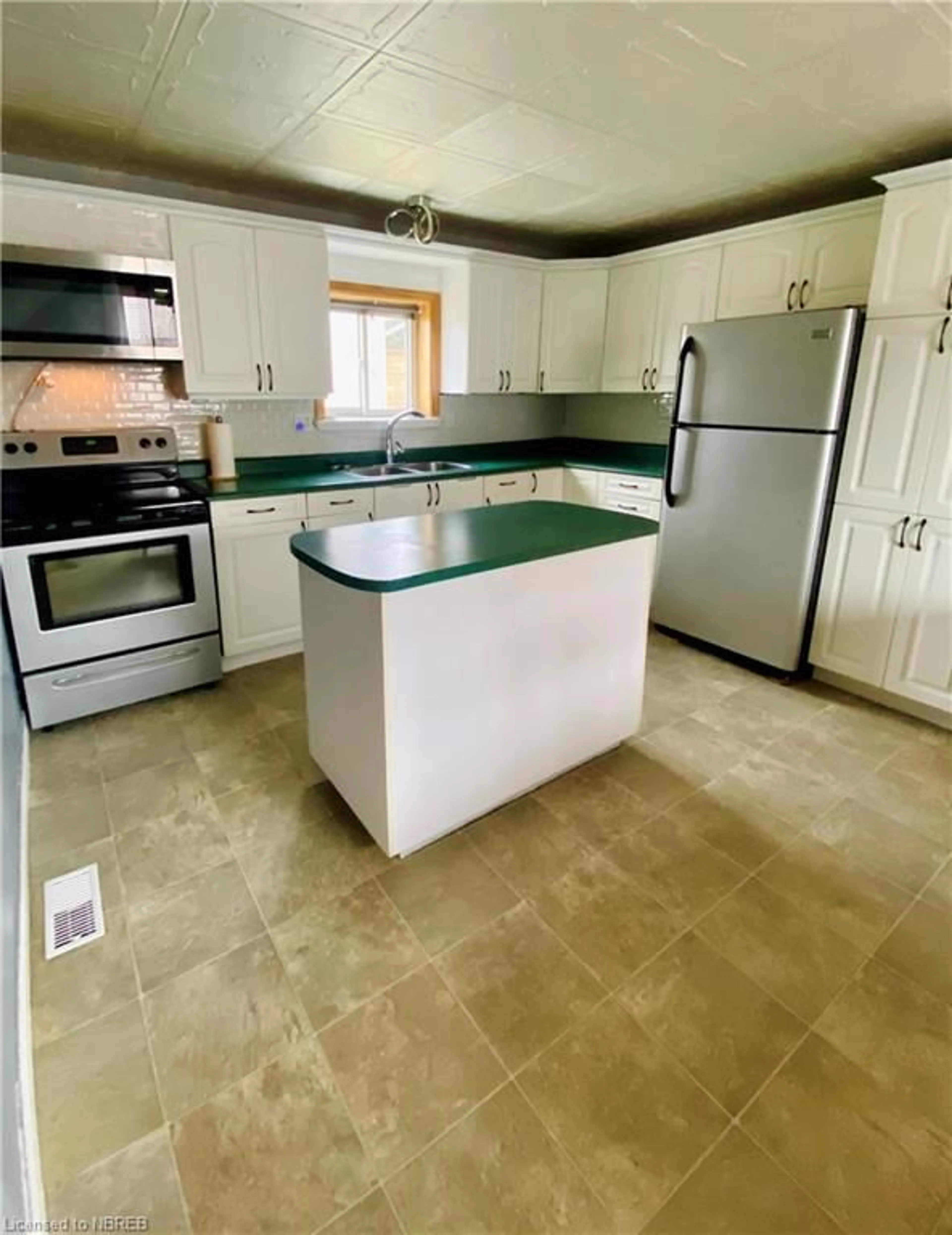 Open concept kitchen for 224 Salter St, Sturgeon Falls Ontario P2B 3B6