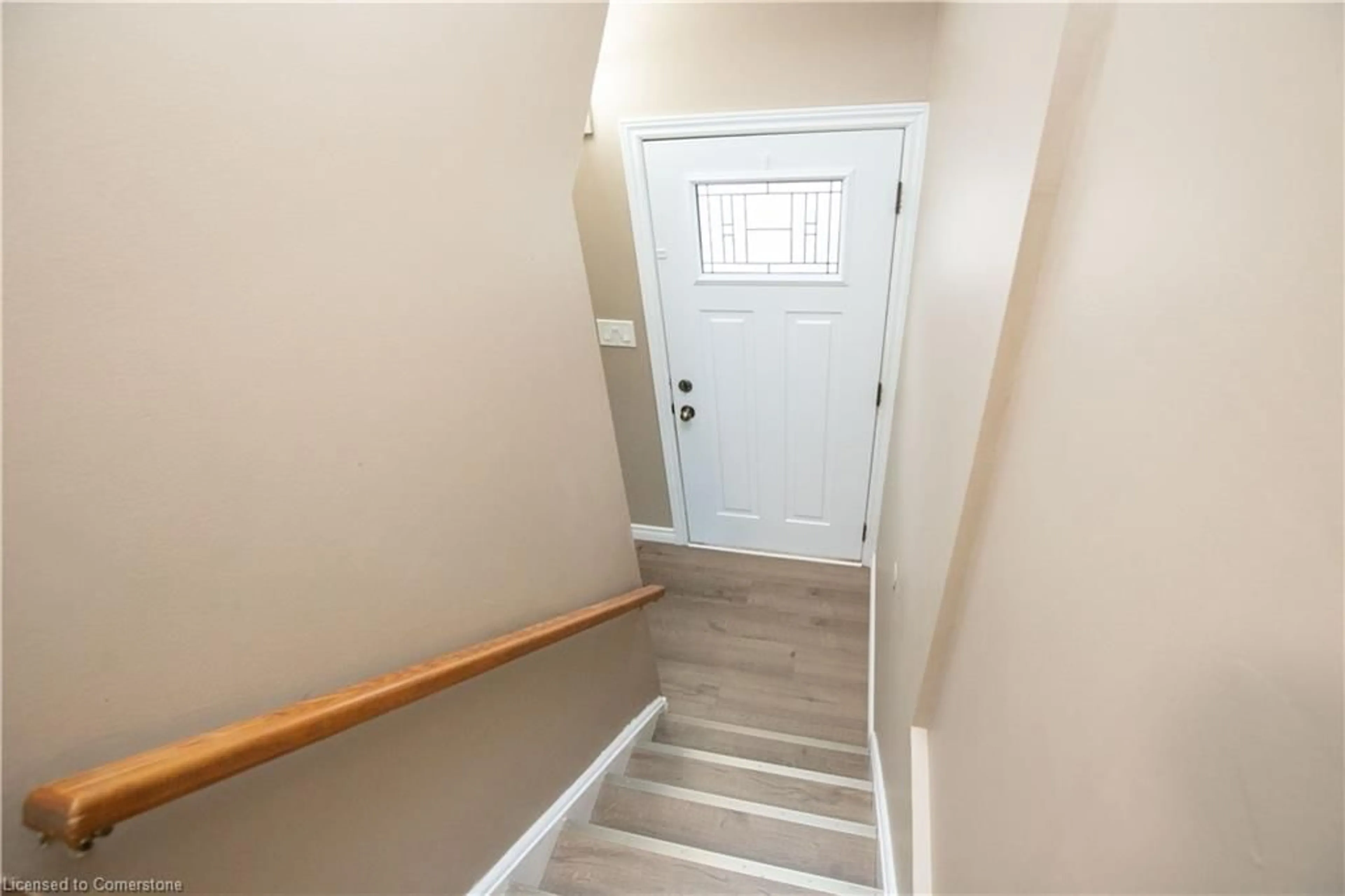 Indoor entryway, wood floors for 73 Fonthill Rd, Hamilton Ontario L9C 6T1