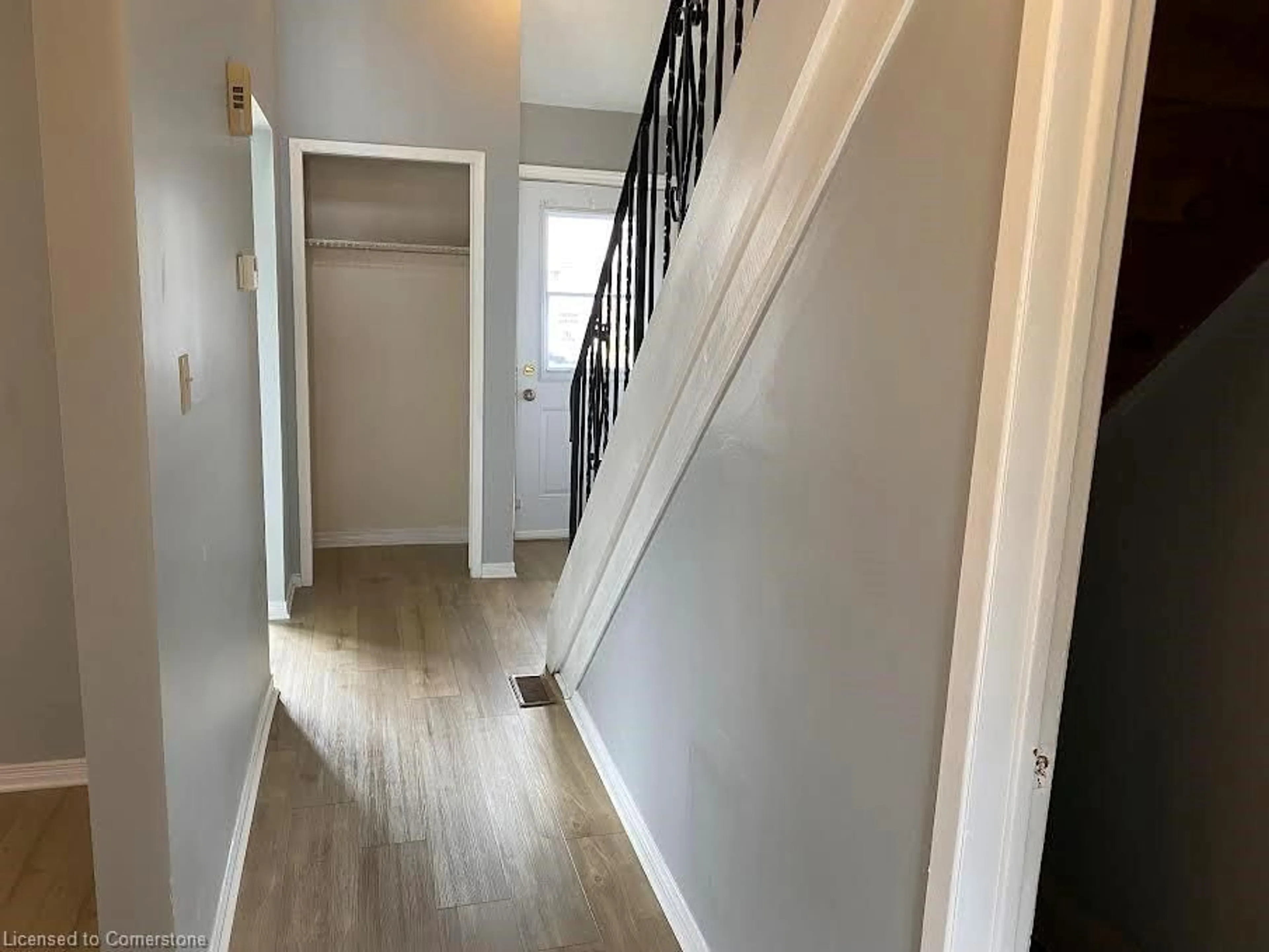 Indoor entryway, wood floors for 100 Brownleigh Ave #264, Welland Ontario L3B 5V8